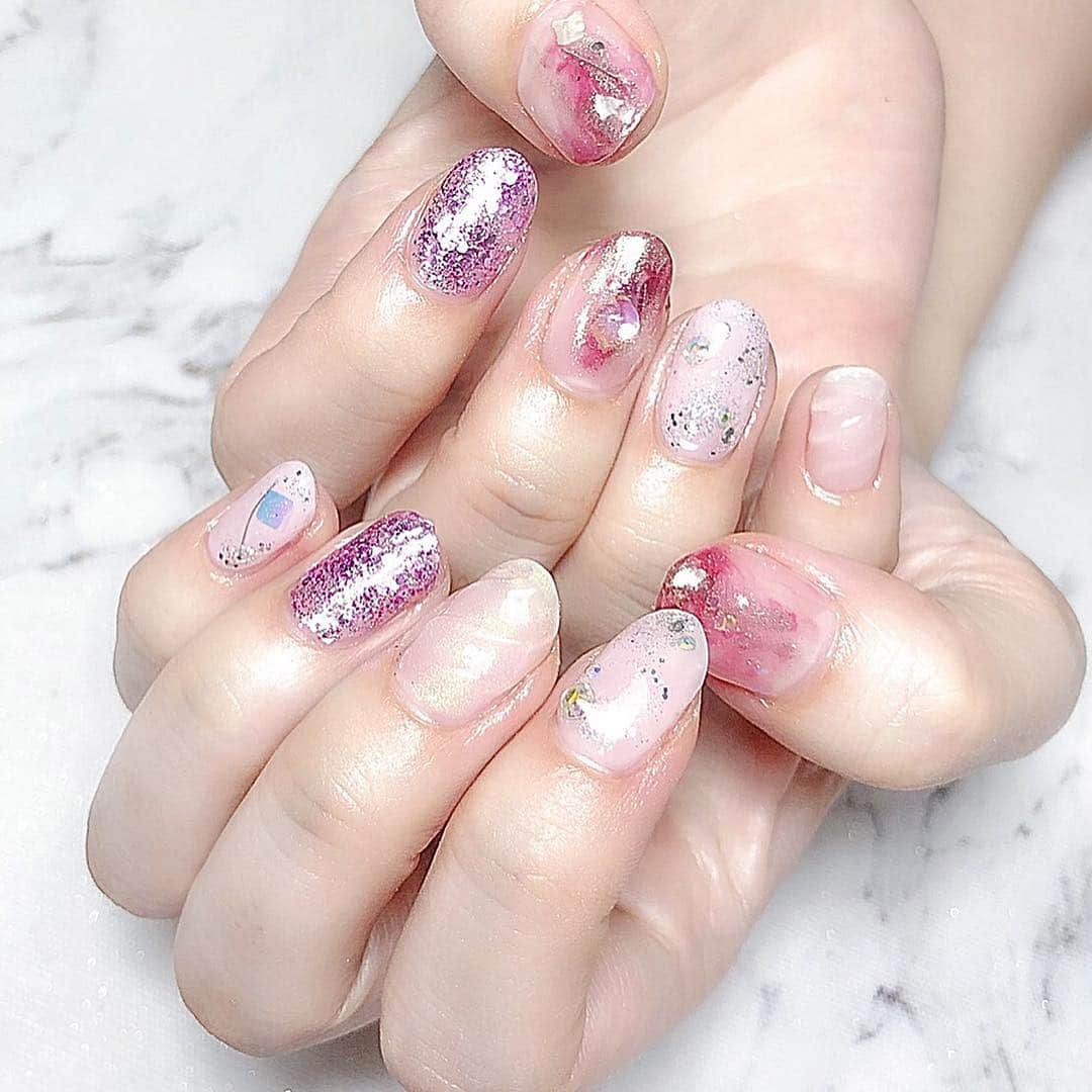 あや猫さんのインスタグラム写真 - (あや猫Instagram)「Newネイル💅🏻✨﻿ いつもとは違う、可愛い雰囲気のつやキラピンク系にしてもらいました( ᷇࿀ ᷆ )💕﻿ ﻿ ついに次来る時にはブライダルネイルだ〜＼^^／﻿ 何かあって取れないように、直前に予約取ってます💡﻿ ﻿ 人気のサロンなので、だいたいいつも二つ先くらいまで予約いつも入れて帰ってます。﻿ ﻿ ﻿ 私のインスタ見て予約してくれた方は、割引になるので是非フォロワーの皆さまで都内にお住まいの方はroovely（ @yogiisso ）に行ってみてください🥰﻿﻿ ﻿﻿﻿﻿﻿﻿﻿﻿﻿﻿﻿﻿﻿﻿﻿ 《お値段》﻿﻿﻿﻿﻿﻿﻿﻿﻿﻿﻿﻿﻿ 本来だと初回¥8,640﻿﻿﻿﻿で2回目以降は¥9,720﻿﻿﻿﻿﻿﻿﻿﻿﻿﻿﻿﻿﻿﻿﻿﻿﻿ ﻿﻿﻿﻿﻿﻿﻿﻿﻿﻿﻿﻿﻿﻿﻿﻿ なんですけど、﻿あや猫のインスタ見てご予約いただいた方は、割引になって初回¥7,560に☝️﻿﻿﻿﻿﻿ ﻿﻿﻿﻿﻿﻿﻿﻿﻿﻿﻿ パーツ付け放題です✨﻿﻿﻿﻿﻿﻿ ﻿﻿﻿﻿﻿﻿﻿﻿﻿﻿﻿﻿﻿﻿﻿﻿ （凄く凝ったデザインとかだと追加料金かかると思うんで問い合わせの時点でやりたいネイルの相談して見積もり出してもらうといいと思います）﻿﻿﻿﻿﻿﻿﻿﻿﻿﻿﻿﻿﻿﻿﻿ ﻿﻿﻿﻿﻿﻿﻿﻿﻿﻿﻿﻿﻿﻿﻿﻿﻿ 予約はLINEから💅🏻﻿﻿﻿﻿﻿﻿﻿﻿﻿﻿﻿﻿﻿﻿﻿ ID▷▷naeyoyo ﻿﻿﻿﻿﻿﻿﻿﻿﻿﻿﻿﻿﻿﻿﻿﻿﻿ ﻿﻿ ☆━━━━━━━━━━━━━━━━━━━☆﻿﻿ ＊﻿﻿ #ネイル #ネイルサロン #ジェルネイル #ニュアンスネイル #秋ネイル #自宅サロン #プライベートネイルサロン #ネイルデザイン #代官山 #恵比寿 #nail #nailsalon #ショートネイル #美意識 #自分磨き 星空ネイル #春ネイル #春ネイル2019」4月10日 14時42分 - ayanekotan