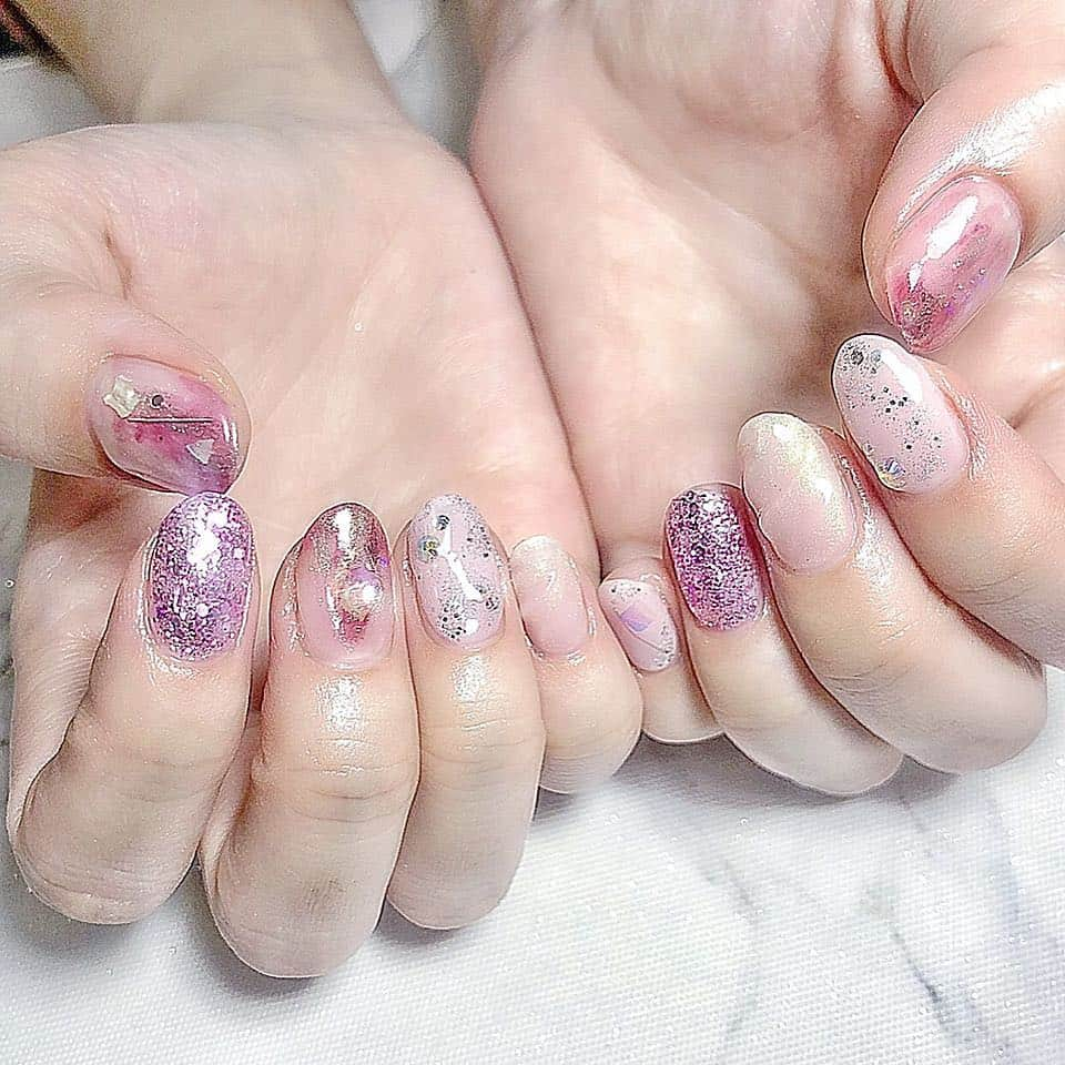 あや猫さんのインスタグラム写真 - (あや猫Instagram)「Newネイル💅🏻✨﻿ いつもとは違う、可愛い雰囲気のつやキラピンク系にしてもらいました( ᷇࿀ ᷆ )💕﻿ ﻿ ついに次来る時にはブライダルネイルだ〜＼^^／﻿ 何かあって取れないように、直前に予約取ってます💡﻿ ﻿ 人気のサロンなので、だいたいいつも二つ先くらいまで予約いつも入れて帰ってます。﻿ ﻿ ﻿ 私のインスタ見て予約してくれた方は、割引になるので是非フォロワーの皆さまで都内にお住まいの方はroovely（ @yogiisso ）に行ってみてください🥰﻿﻿ ﻿﻿﻿﻿﻿﻿﻿﻿﻿﻿﻿﻿﻿﻿﻿ 《お値段》﻿﻿﻿﻿﻿﻿﻿﻿﻿﻿﻿﻿﻿ 本来だと初回¥8,640﻿﻿﻿﻿で2回目以降は¥9,720﻿﻿﻿﻿﻿﻿﻿﻿﻿﻿﻿﻿﻿﻿﻿﻿﻿ ﻿﻿﻿﻿﻿﻿﻿﻿﻿﻿﻿﻿﻿﻿﻿﻿ なんですけど、﻿あや猫のインスタ見てご予約いただいた方は、割引になって初回¥7,560に☝️﻿﻿﻿﻿﻿ ﻿﻿﻿﻿﻿﻿﻿﻿﻿﻿﻿ パーツ付け放題です✨﻿﻿﻿﻿﻿﻿ ﻿﻿﻿﻿﻿﻿﻿﻿﻿﻿﻿﻿﻿﻿﻿﻿ （凄く凝ったデザインとかだと追加料金かかると思うんで問い合わせの時点でやりたいネイルの相談して見積もり出してもらうといいと思います）﻿﻿﻿﻿﻿﻿﻿﻿﻿﻿﻿﻿﻿﻿﻿ ﻿﻿﻿﻿﻿﻿﻿﻿﻿﻿﻿﻿﻿﻿﻿﻿﻿ 予約はLINEから💅🏻﻿﻿﻿﻿﻿﻿﻿﻿﻿﻿﻿﻿﻿﻿﻿ ID▷▷naeyoyo ﻿﻿﻿﻿﻿﻿﻿﻿﻿﻿﻿﻿﻿﻿﻿﻿﻿ ﻿﻿ ☆━━━━━━━━━━━━━━━━━━━☆﻿﻿ ＊﻿﻿ #ネイル #ネイルサロン #ジェルネイル #ニュアンスネイル #秋ネイル #自宅サロン #プライベートネイルサロン #ネイルデザイン #代官山 #恵比寿 #nail #nailsalon #ショートネイル #美意識 #自分磨き 星空ネイル #春ネイル #春ネイル2019」4月10日 14時42分 - ayanekotan