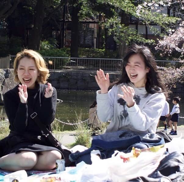 佐々木心音さんのインスタグラム写真 - (佐々木心音Instagram)「大好きな仲間と遅い花見。 幸せだったー！ 幸せすぎたー！ やっぱり仲間は一生の宝だ。 エネルギーチャージ満タン！ さて、稽古行ってきます。 . . . #cherryblossomviewing #with #mybestfriends #fellowsareatreasure #funfriends #happytime #smiles #beergirl #japanesegirl #actress #singersongwriter #kokonesasaki #大好きな仲間 #遅い花見 #楽しすぎて #幸せすぎて #飲みすぎた #仲間は一生の宝物 #私の財産 #花より団子 #ほぼ葉桜 #それでもいい #エネルギーチャージ完了 #稽古行ってきます #佐々木心音」4月10日 14時49分 - sasakikokone