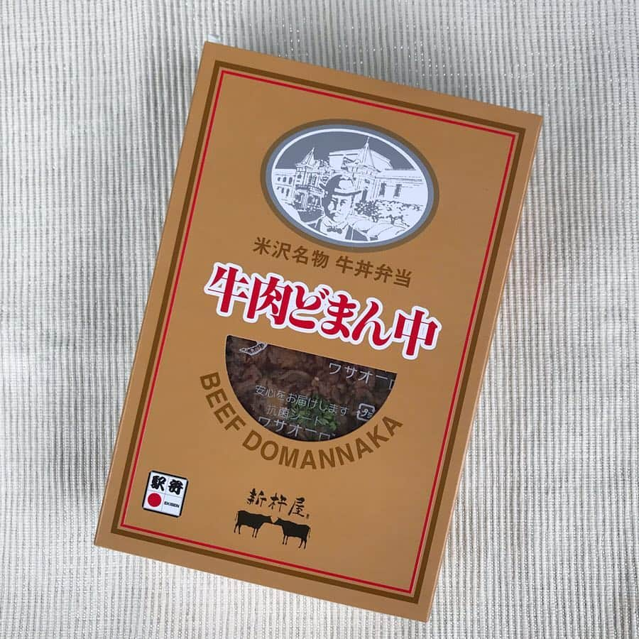 ホームランなみちさんのインスタグラム写真 - (ホームランなみちInstagram)「米沢駅弁🚃 新杵屋【牛肉どまんなか】 . 三大和牛の米沢牛のそぼろ煮と牛肉煮をＷで楽しめる駅弁♡ . そして駅弁の名前になっているのは… 山形県のブランド米『どまんなか』 山形県のどまんなかにある場所で開発されたお米だから『どまんなか』と名付けられたんだって♫ 栽培量も少ないから入手困難なお米だそうです!!! . なんて贅沢な駅弁なんだ!!!!!!! . 隙間なくたーっぷり敷き詰められた米沢牛はお箸を入れてもお米がなかなか見えないくらい!!!米沢牛のボリュームにびっくり!!! . 甘じょっぱいタレで煮込まれた薄切り肉は柔らかく、噛めば噛むほど牛肉から甘い脂が溶け出し、旨味が増します♡ そぼろは、しっかり噛みごたえがあり、薄切肉より強くタレの味を感じます♫ 薄切り肉とそぼろを交互に楽しめるのも嬉しい♡ （お肉たっぷりだからご飯が足りなくなる!!!勿体ないから私はスプーンを使ってそぼろも一粒残さず食べました笑） . お肉はもちろん!!!タレがすっごく美味しい!!! 新杵屋さんでも数人しかレシピを知らない、企業秘密の秘伝のたれなんですって!!! 甘過ぎず辛過ぎず、絶品!!! このタレが染み込んだご飯がまた美味しいんです♡ . ブランド米『どまんなか』は少し粒が大きくて、しっかり!!! 冷たくても柔らかく、お米の甘みも感じました♡ . 他にもおかずには ☆小芋・人参煮物 （野菜の甘みを感じる優しい味付けでした。） ☆にしん昆布巻き （北の地方の郷土料理） ☆かまぼこ ☆玉子焼き （たまご本来の甘さを楽しめるお味） ☆桜漬け . お肉とおかずのバランスも最高でした♡ . . 【牛肉どまん中】は大人気の駅弁で、東京駅の駅弁ショップ『祭』や各地の駅弁大会でも出品されています☆ ですが!!!ほぼ手作業で作っている為個数が限られ、なかなか食べれない駅弁です!!! 今日は買えてラッキーでした♡ 米沢に行けば出来立てほやほやの駅弁が食べれるみたい!!! いつか必ず食べに行きます!!! . #駅弁の日  #ホームラン駅弁 #なみ肉  #駅弁 #山形県 #米沢牛 #三大和牛 #新杵屋 #どまんなか #牛肉どまん中 #🚅 #🚃 #🍱 #🐂 #japan #train #shinkansen #food #instafood #eating #delicious #tasty #tastyjapan . 新杵屋【牛肉どまんなか】 1250円 ⚾️⚾️⚾️⚾️⚾️」4月10日 15時13分 - nami_onpu_uta