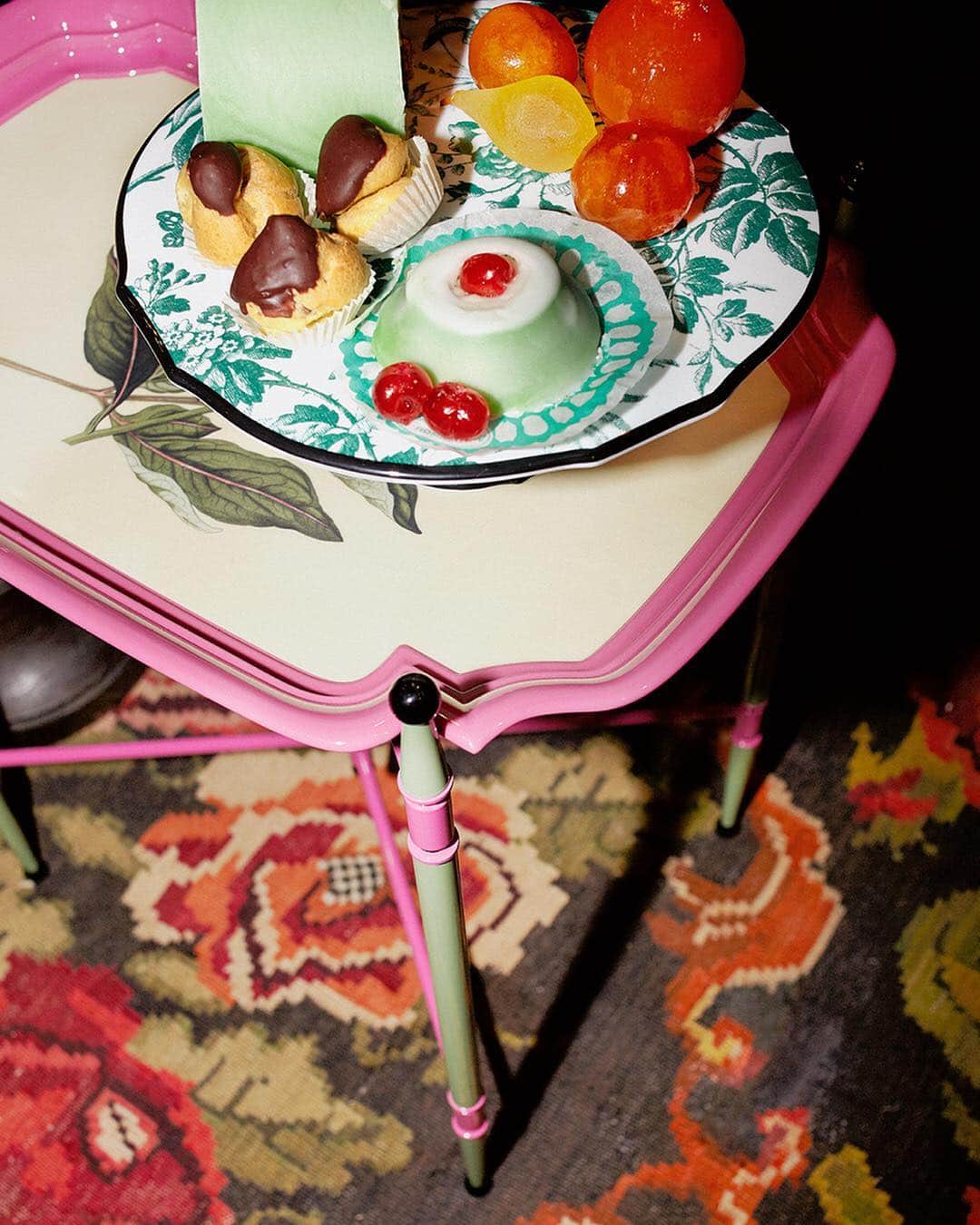 グッチさんのインスタグラム写真 - (グッチInstagram)「Gucci's Herbarium motif—a whimsical Toile de Jouy design of cherry branches, leaves and  flowers, inspired by a vintage fabric—decorates a collection of #GucciDécor porcelain tablewear produced by @manifatturarichardginori. Discover more through link in bio. @alessandro_michele #AlessandroMichele Photo by: @simon171」4月10日 15時14分 - gucci