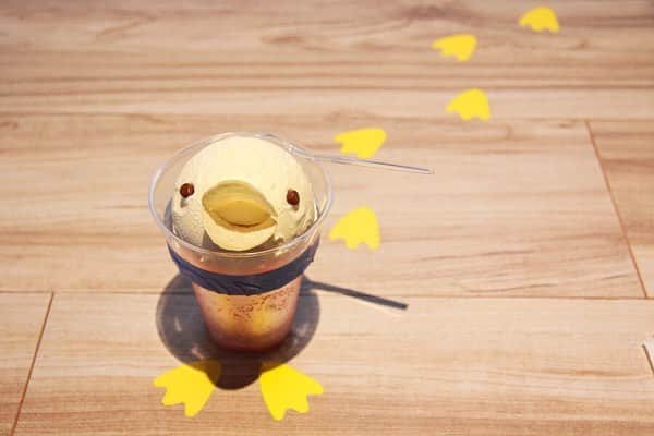 現地発信の旅行サイト「たびらい」さんのインスタグラム写真 - (現地発信の旅行サイト「たびらい」Instagram)「【大分・別府】 ラクテンチの目の前に佇む「AHIRU CAFE 八わのあひる」。昭和25年（1950年）から続くラクテンチ名物の「あひるの競走」をコンセプトにしたカフェです。鮮やかなブルーを基調とした店内で、インスタ映えする写真を撮ってみて♪詳しくは「たびらい　八わのあひる」で検索。 ： #たびらい #tabirai #旅行好きな人と繋がりたい #ローカル旅行 #旅行好き #女子旅 #九州旅行 #たびらい九州 #カフェ #cafe #スイーツ #アイス #あひるカフェ #あひる #アヒル #cute #インスタ映えカフェ #八わのあひる #あひる競争 #別府 #別府温泉 #温泉 #九州 #大分旅 #別府ラクテンチ #ラクテンチ #藤沢さだみ #旅行 #写真 #カメラ女子」4月10日 15時24分 - tabirai