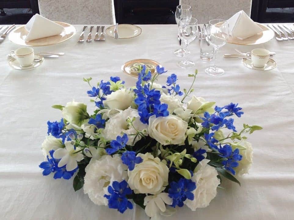 ホテルイースト21東京ウェディング公式のインスタグラム：「. 結婚式といえばSomething blue💙 お花の中にブルーを入れてみたり、青がテーマのガーデンチャペルでの挙式はいかがでしょうか... . #ホテルイースト21東京 #ホテルイースト21 #hoteleast21tokyo #hoteleast21 #東陽町 #東陽町ホテル #江東区 #ホテル婚 #結婚式 #ウェディング #ブライダル #結婚式準備 #挙式 #披露宴 #ガーデンチャペル #アクアウェディング #somethingblue #サムシングブルー」