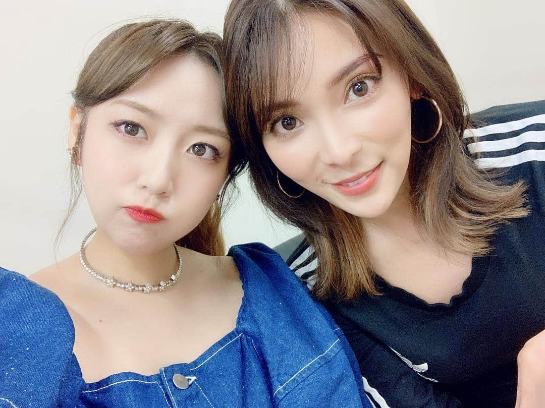 高橋みなみさんのインスタグラム写真 - (高橋みなみInstagram)「BIRTHDAY LIVE🎂 スペシャルゲストとして才加に来てもらいました🥺✨ 忙しい中本当にありがとー！ TOKYO FMでよくすれ違うんだけど、中々話すタイミングがなくて、、 舞台上で色々お話できて嬉しかった♡  そして「虫のバラード」2人で歌いました！ 才加の歌声大好きなんだぁ🤤 幸せ！  #スペシャルゲスト #guest #birthdaylive #thankyou #happy #love」4月10日 15時44分 - taka37_chan