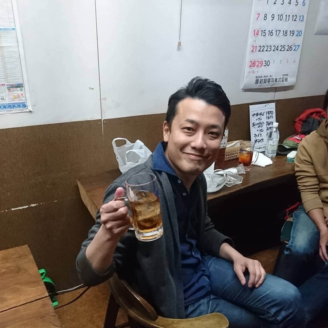 のインスタグラム：「今日の5きげんテレビ中継現場のお店に来たら、休みでプライベート飲みしている渡邊雄介アナがいたよ笑 まだこんな時間なのにできあがってるよ笑 このあと16時50分くらいから生中継。隙あらば酔っ払いアナウンサーひっぱりだします！！」