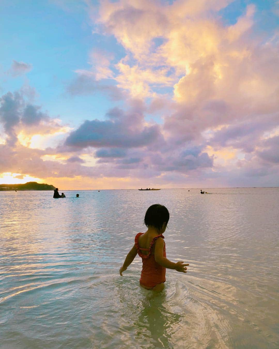 山中美智子さんのインスタグラム写真 - (山中美智子Instagram)「BABY ALEXIA 💓  ママと一緒がいい♡ ママのマネ 大好き♡ お水遊びが大好き♡ 沢山自然と遊んで 大きくなあれ🌴  小さなマーメイドたちに  今年もとびきり可愛い ユニフォームを作りました👏🏽💓 もうすぐ発売です💕💓」4月10日 15時40分 - alexiastam1988