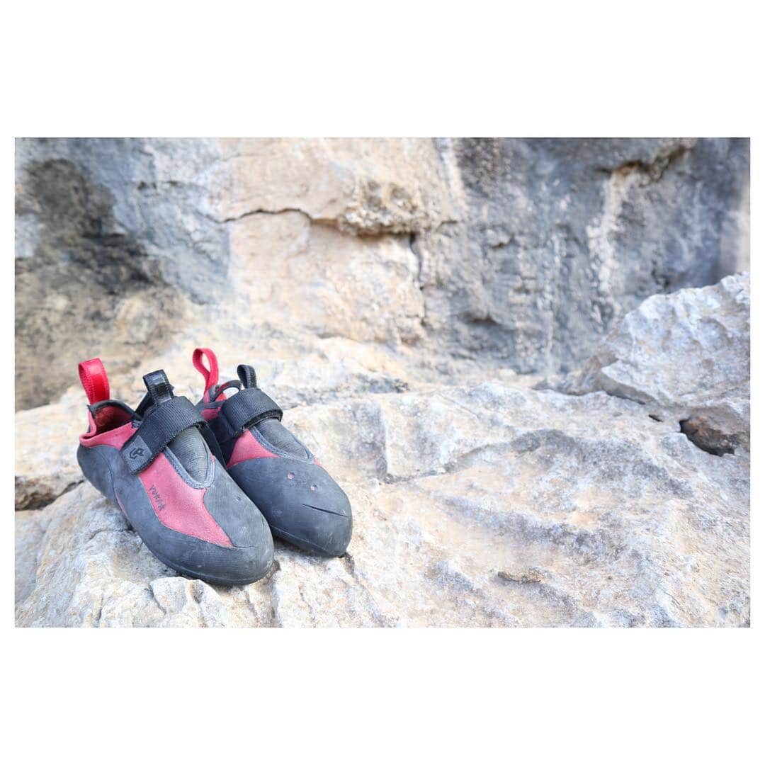 小林由佳のインスタグラム：「「REGLUS LV」 by @unparallelup ・ ▷RH rubber ▷Stiff midsole ▷Unlined synthetic upper ・ Let you check and compare with my last post about 「VEGA」. ・ I climbed same quality of limestone but rubber sole get totally different pattern. interestingly everything depends on which rubber😉 ・ ・ ぜひ 前回の投稿のVEGAと見比べてみてください🙆🏻‍♀️ 同じ岩を登っていても ラバー次第で仕上がる ソールの目の細かさや模様は全く異なってきます。  さて あなたは RS? RH?🤔」