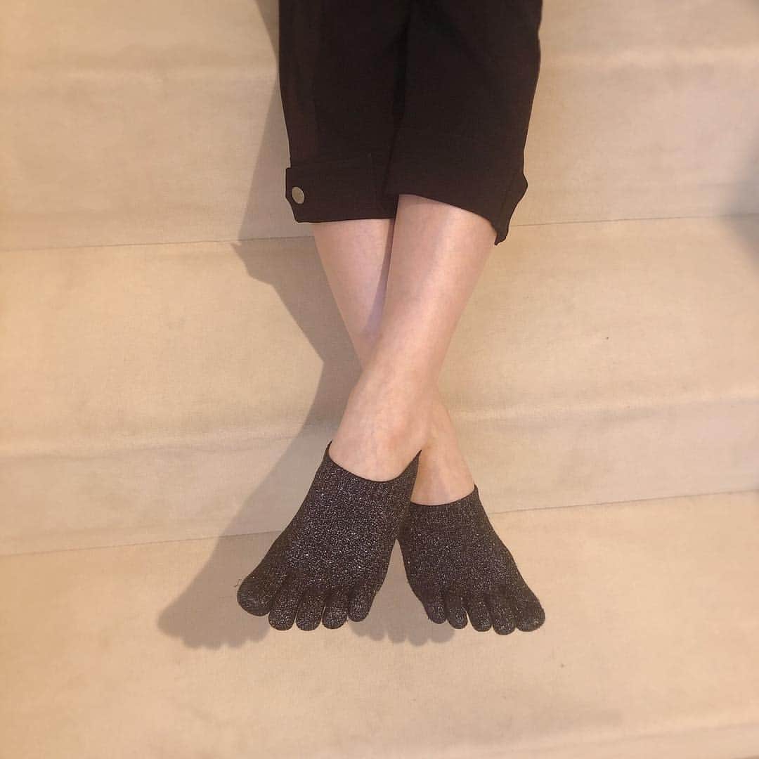 渡辺満里奈さんのインスタグラム写真 - (渡辺満里奈Instagram)「大好きなスニーカーソックス（五本指❤️）。とうとう、足首を出しても大丈夫な季節がやってきたわ！ と思ったら今日は寒いっ！ 寒の戻りにも程がある！！ 皆様も暖かくしてくださいね。 ★ #wandfw @wandfw  #冷えとり靴下 #1枚で2枚履き効果」4月10日 15時52分 - funnyfacefunny