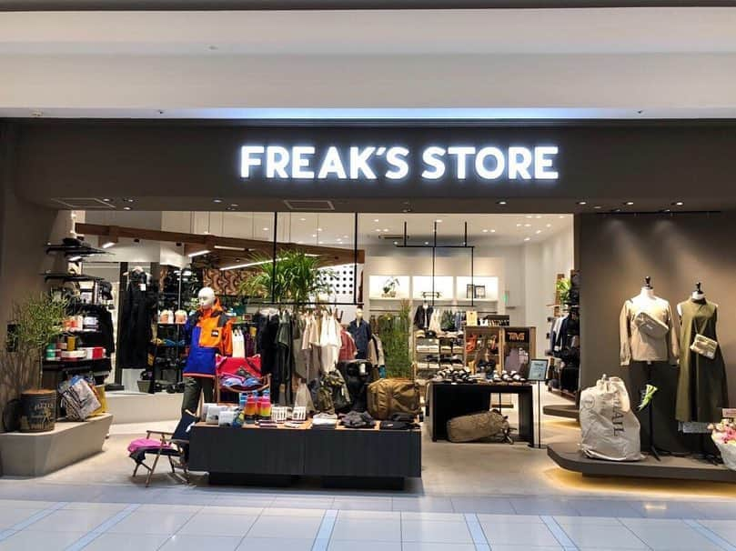 フリークスストアさんのインスタグラム写真 - (フリークスストアInstagram)「【NEW OPEN】4月10日(水) に﻿ FREAK'S STORE ららぽーと横浜店が﻿ オープン致しました。﻿ ﻿ オープンを記念し、スクラッチキャンペーンやノベルティプレゼント等、スペシャルなイベントもご用意。春夏の新作も一挙に並びます。 ﻿ 是非、FREAK'S STORE ららぽーと横浜店にご期待ください。﻿ ﻿ 〒224-0053﻿ 神奈川県横浜市都筑区池辺町4035-1﻿ ららぽーと横浜 1F﻿ ﻿ 営業時間 10:00〜21:00﻿  #freaksstore #フリークスストア #ららぽーと横浜 #鴨居 #横浜 #lalaport #lalaport_yokohama」4月10日 15時52分 - freaksstore_official