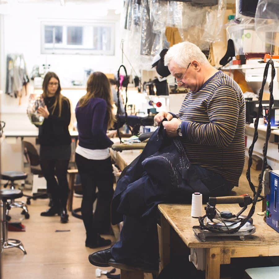 エドワード セクストンさんのインスタグラム写真 - (エドワード セクストンInstagram)「Getting set for the day in our Knightsbridge studio. . #Bespoke #Tailoring #Craft #Knightsbridge #Workshop #Tailored #Menswear #BritishStyle #EdwardSexton #Handmade」4月10日 15時45分 - edwardsexton