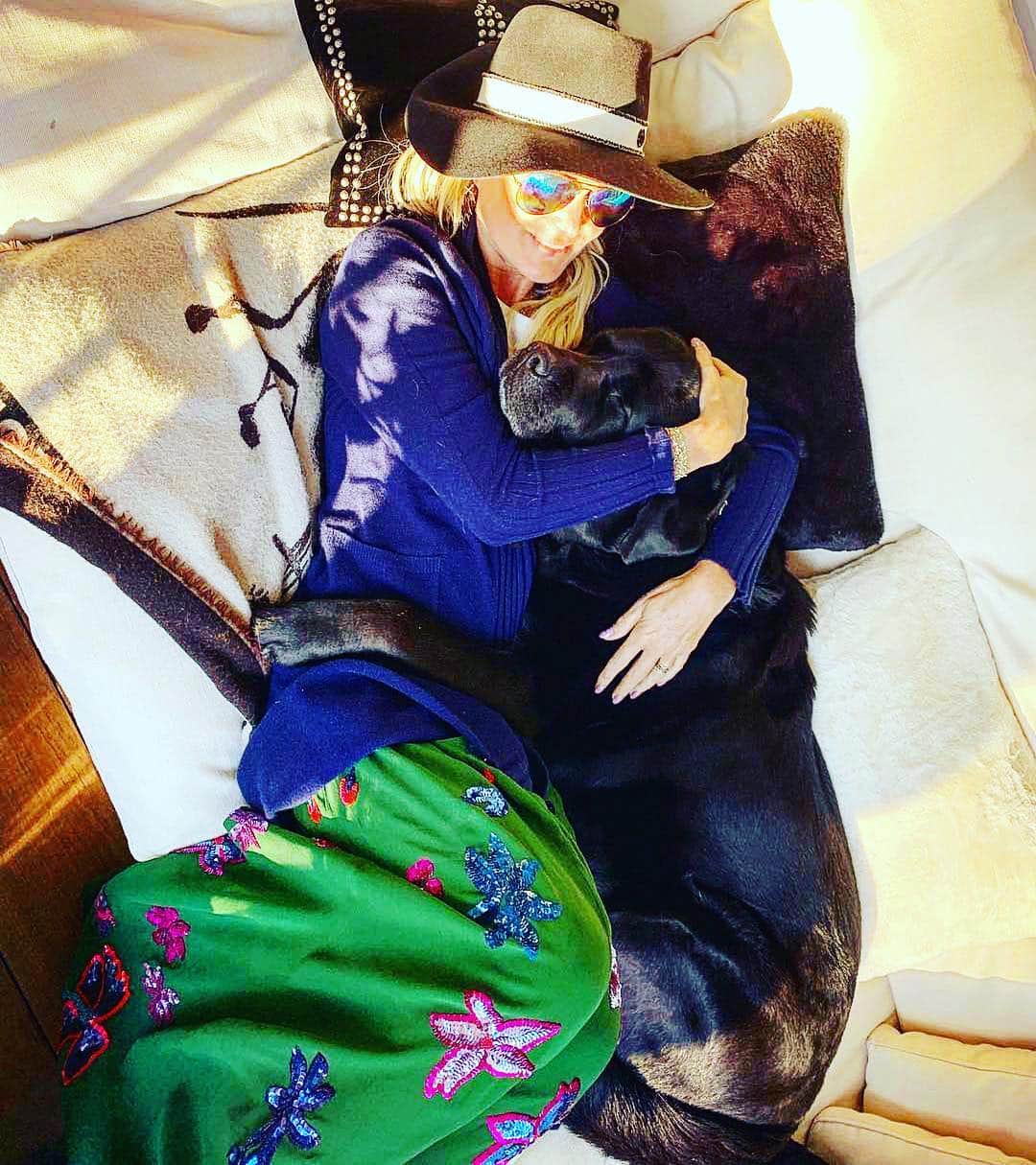 ミッシェルクランさんのインスタグラム写真 - (ミッシェルクランInstagram)「Such a pleasure seeing my friend Laeticia Hallyday wearing a mimi Liberté embroidered skirt while welcoming home her beloved dog Santos in Los Angeles  @lhallyday @santos.the.king #friendsarefamily #ilovemyfriends #michelklein #mimiliberté #laeticiahallyday #friendsforever #dogslover」4月10日 15時48分 - mimi_liberte_michel_klein