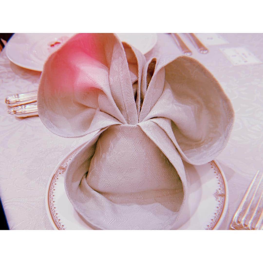 アンジェラ芽衣さんのインスタグラム写真 - (アンジェラ芽衣Instagram)「去年の忘年会でミラコスタ行った時に席にあった﻿ ミニーちゃんの形に折られた布🥺﻿ きゃわ﻿ ﻿ #きゃわ」4月10日 15時54分 - ange_la00