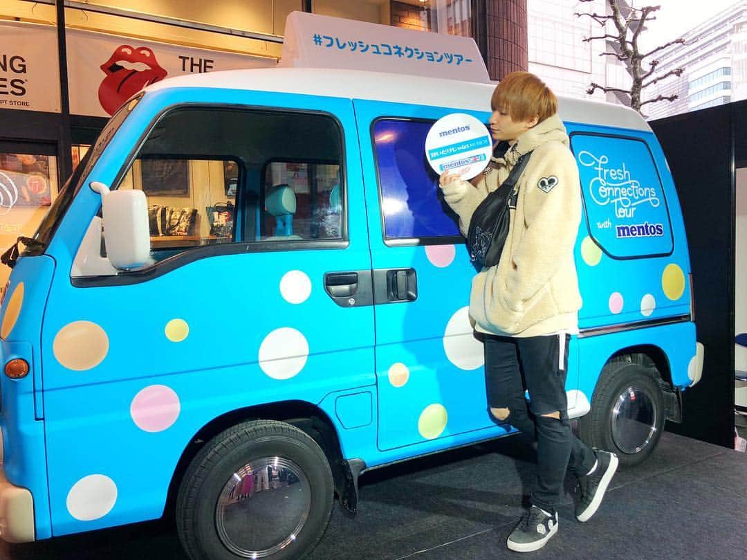 のインスタグラム：「.﻿ 🍇🚌🍑﻿ ﻿ メントスからメッセージ入りのパッケージ﻿ "Complimentos"が登場したよ🥰🍇﻿ ﻿ 小さい頃から親しんでるメントスだけど﻿ 新しいパッケージも可愛い💕﻿ ﻿ イベントには﻿ #青山テルマ さんと #岡本至恩 くんが﻿ ゲスト出演していました☺️﻿ ﻿ 至恩くんがこのバスに乗って全国を回る﻿ フレッシュコネクションツアーも﻿ 開催されるみたい💭﻿ メントス公式アカウントで その動向が見れるみたい🚌 @mentos_jp  みんなの街にも来るかもだね☺️🌿 ﻿ このComplimentosを使って﻿ 皆さんも、大切なの人に﻿ 日頃の感謝の気持ちや﻿ 恥ずかしくてなかなか言えない想いを﻿ 伝えてみてはいかがでしょう✨🐶﻿ ﻿ 僕が持っているメッセージは﻿ "甘いだけじゃない 君にやみつき"﻿ 誰に宛てたメッセージかわかるかな？💌﻿ ﻿ #メントス #PR ﻿ #フレッシュコネクションツアー」