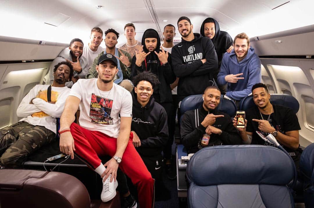 セス・カリーさんのインスタグラム写真 - (セス・カリーInstagram)「Squad! Last road trip before them playoffs.. #ripcity」4月10日 15時55分 - sdotcurry