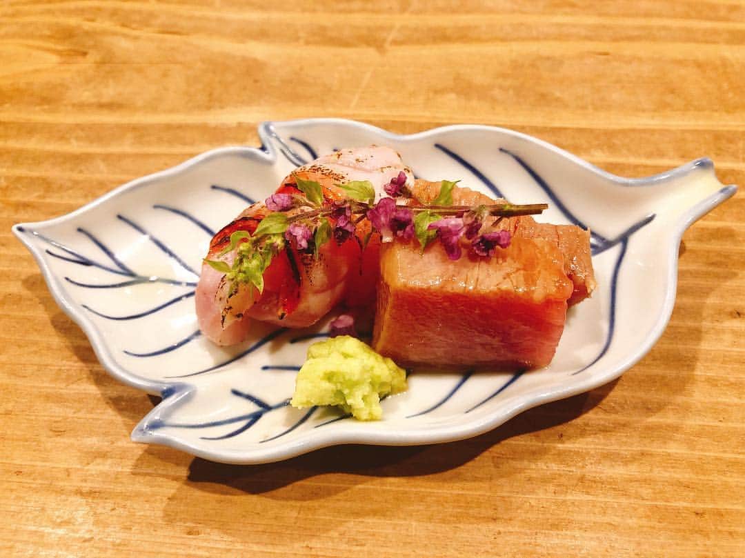 麻亜里さんのインスタグラム写真 - (麻亜里Instagram)「アラカルトでも楽しめる割烹料理”小料理鈴木” 店内はカウンター6席のみ。なんとか21:00〜予約取れました😭👏 お酒頼んで、あれこれ食べて1人7,500円くらい✨ 最後はおまかせ丼を頂きました🙏友達の残りまで食べたよ〜🤩笑 金沢は美味しいものが多すぎで住みたいくらい…！🥺 特にご飯を食べるなら木倉町はおすすめの町です👍 . #割烹料理 #金沢 #金沢グルメ #金沢旅行 #小料理鈴木 #木倉町」4月10日 16時03分 - maari.0108