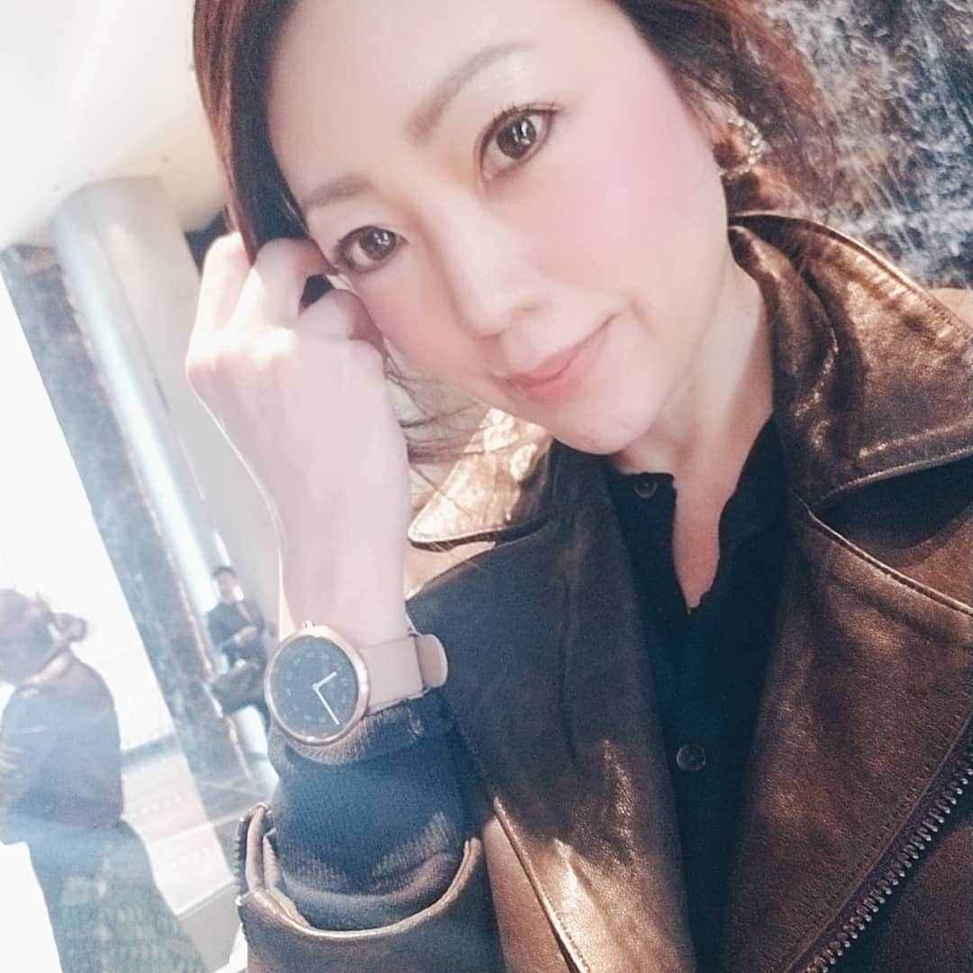 今堀恵理さんのインスタグラム写真 - (今堀恵理Instagram)「3月28日にオープンしたラグーナベイコート倶楽部に来てます 港に現れた、近未来の王宮 完全会員制リゾートホテル 青く輝くパノラマのマリーナベイを一望する神秘的なロケーション。　芦屋ベイコートに似てますがまた違う豪快さ。レストランの内装がまた素晴らしい❗310億円の施工費がかかった愛知県の宮廷ですよ 門番がおりますので予約者のみしか中に入れないしセキュリティばっちり。 マリーナが見えるスイートルーム。3月はイライラするくらい忙しく、4月もまだ慌ただしい毎日ですが、久しぶりにゆっくりしたいと思います  私が着けてる　@mavenjapan　時計は今朝から着け始めました 文字盤の色がいいでしょ💕  クーポン【rii0409】 ご使用で10パーセントオフになります。 (クーポン使用期限は本日より1年間)  部屋で疲れた足を#dipトゥースペーサー　つけて足指ストレッチしてます  #ラグーナベイコート倶楽部　#リゾートトラスト　#baycourt #完全会員制　#愛知県　#aichi #mavenwatches #マベン #マベンウォッチズ #腕時計 #時計 #手元倶楽部　#dipフットセパレーター　#足指セパレーター　#セルフネイル　#旅行　#ホテルステイ　#タビジョ　#traveler #旅インフルエンサー　#lagunabaycourtclub #besthotel」4月10日 16時03分 - eriimahori