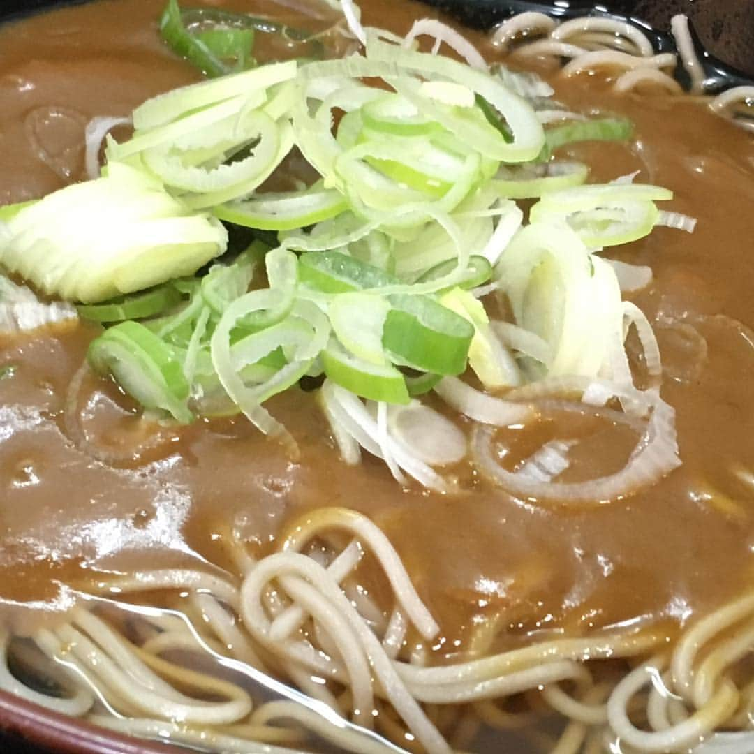 柳家さん生さんのインスタグラム写真 - (柳家さん生Instagram)「昼ご飯だぁ〜 新宿駅チカは本陣のカレー蕎麦🍛シンプルだけど美味い😋 #さん生 #カレー蕎麦」4月10日 16時04分 - waraiguma1957