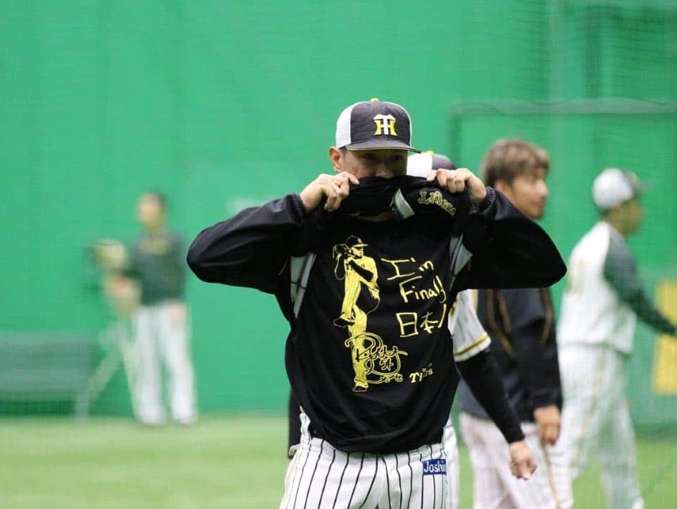 阪神タイガースさんのインスタグラム写真 - (阪神タイガースInstagram)「今日の試合前練習は室内スタートでした。緒方広報がウォーミングアップ中の選手を撮影📷✨ #木浪聖也 選手 #ファースト写真 #梅野隆太郎 選手 #沢山のお祝い連絡で少しお疲れ気味？ #青柳晃洋 選手 #植田海 選手 #糸原健斗 選手 #橘通訳 #トレーニング中  #エフレンナバーロ 選手 #メッセンジャー選手のTシャツ自慢 #福留孝介 選手 #pl学園 #大先輩 #少し遠巻き ？ #緒方広報 #不定期企画 ？」4月10日 16時04分 - hanshintigers_official
