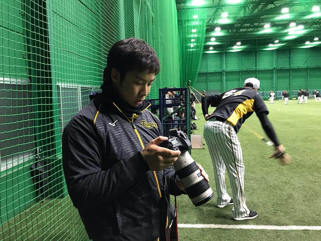 阪神タイガースさんのインスタグラム写真 - (阪神タイガースInstagram)「今日の試合前練習は室内スタートでした。緒方広報がウォーミングアップ中の選手を撮影📷✨ #木浪聖也 選手 #ファースト写真 #梅野隆太郎 選手 #沢山のお祝い連絡で少しお疲れ気味？ #青柳晃洋 選手 #植田海 選手 #糸原健斗 選手 #橘通訳 #トレーニング中  #エフレンナバーロ 選手 #メッセンジャー選手のTシャツ自慢 #福留孝介 選手 #pl学園 #大先輩 #少し遠巻き ？ #緒方広報 #不定期企画 ？」4月10日 16時04分 - hanshintigers_official