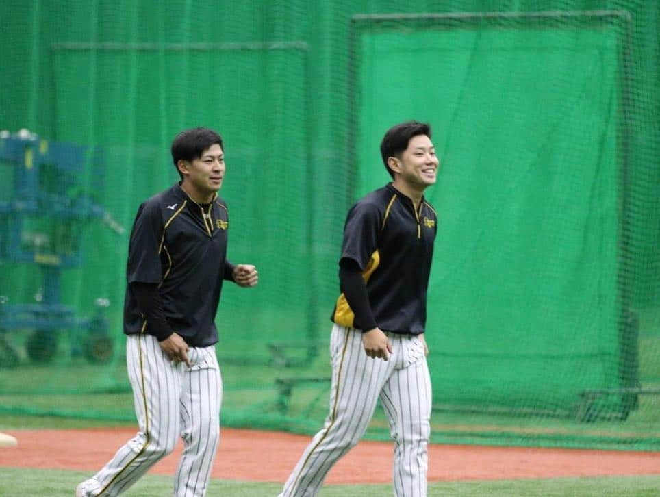 阪神タイガースさんのインスタグラム写真 - (阪神タイガースInstagram)「今日の試合前練習は室内スタートでした。緒方広報がウォーミングアップ中の選手を撮影📷✨ #木浪聖也 選手 #ファースト写真 #梅野隆太郎 選手 #沢山のお祝い連絡で少しお疲れ気味？ #青柳晃洋 選手 #植田海 選手 #糸原健斗 選手 #橘通訳 #トレーニング中  #エフレンナバーロ 選手 #メッセンジャー選手のTシャツ自慢 #福留孝介 選手 #pl学園 #大先輩 #少し遠巻き ？ #緒方広報 #不定期企画 ？」4月10日 16時04分 - hanshintigers_official