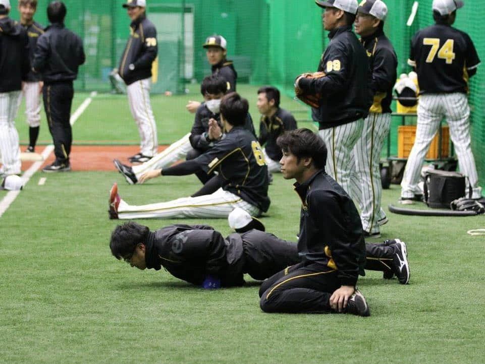 阪神タイガースさんのインスタグラム写真 - (阪神タイガースInstagram)「今日の試合前練習は室内スタートでした。緒方広報がウォーミングアップ中の選手を撮影📷✨ #木浪聖也 選手 #ファースト写真 #梅野隆太郎 選手 #沢山のお祝い連絡で少しお疲れ気味？ #青柳晃洋 選手 #植田海 選手 #糸原健斗 選手 #橘通訳 #トレーニング中  #エフレンナバーロ 選手 #メッセンジャー選手のTシャツ自慢 #福留孝介 選手 #pl学園 #大先輩 #少し遠巻き ？ #緒方広報 #不定期企画 ？」4月10日 16時04分 - hanshintigers_official