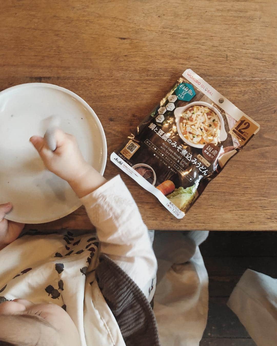 目見田早弥子さんのインスタグラム写真 - (目見田早弥子Instagram)「| Lunch time𓎩  先日のKarenとのランチの時の写真。  ストーリーの質問でも、娘のご飯についての質問が多かったですが、お出かけの時はBFを持参することも多いです！特に初めて行くお店では、取り分けて食べられるメニューがあるかもわからないしBagに必ず入れています⚐  娘が１歳になる前は和光堂の栄養マルシェ(主食とおかずがセットになってスプーンがついているやつ！)をよく利用していたのですが、最近では取り分けて食べさせることもあるのでパウチくらいのサイズがちょうど良くて！  ずっと和光堂のグーグーキッチンを利用していましたが、新しく出てずっと気になってた和光堂グローバルを初めて食べさせてみました◯  和光堂グローバルは、「グローバルに活躍する子どもの未来のために。」というコンセプトで、シリーズ7品を通して30種の食材を体験し、様々な味を学ぶことで味覚を広げるお手伝いをするベビーフードだそう！  シリーズ全てで国産野菜が使用されていて安心感があるし、どんな食材がとれるのか、どんな栄養素がとれるのかということがパッケージに書いてありしっかり目に見えるので、毎日一生懸命離乳食を作ってるお母さんにとってはすごく嬉しいなと☺  子どもとのお出かけも安心して楽しめるのでBFは本当に心強い味方...🌟 他にもとっても美味しそうなメニューがあったので食べさせてみたいなあ𓐐  #和光堂 #ママ #子育てママ #和光堂グローバル #離乳食 #女の子ママ #babygirl #babyfood #PR #lunchtime #12月生まれ #１歳３ヶ月 #1y3m #wakodo_global  @wakodo_global」4月10日 16時07分 - sayako_memida
