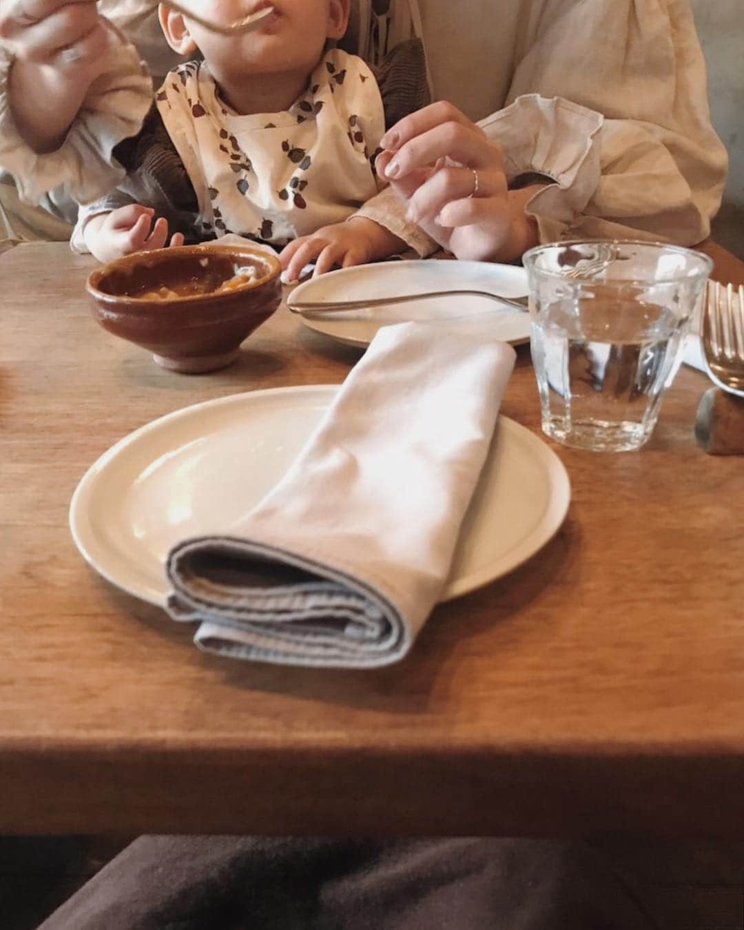 目見田早弥子さんのインスタグラム写真 - (目見田早弥子Instagram)「| Lunch time𓎩  先日のKarenとのランチの時の写真。  ストーリーの質問でも、娘のご飯についての質問が多かったですが、お出かけの時はBFを持参することも多いです！特に初めて行くお店では、取り分けて食べられるメニューがあるかもわからないしBagに必ず入れています⚐  娘が１歳になる前は和光堂の栄養マルシェ(主食とおかずがセットになってスプーンがついているやつ！)をよく利用していたのですが、最近では取り分けて食べさせることもあるのでパウチくらいのサイズがちょうど良くて！  ずっと和光堂のグーグーキッチンを利用していましたが、新しく出てずっと気になってた和光堂グローバルを初めて食べさせてみました◯  和光堂グローバルは、「グローバルに活躍する子どもの未来のために。」というコンセプトで、シリーズ7品を通して30種の食材を体験し、様々な味を学ぶことで味覚を広げるお手伝いをするベビーフードだそう！  シリーズ全てで国産野菜が使用されていて安心感があるし、どんな食材がとれるのか、どんな栄養素がとれるのかということがパッケージに書いてありしっかり目に見えるので、毎日一生懸命離乳食を作ってるお母さんにとってはすごく嬉しいなと☺  子どもとのお出かけも安心して楽しめるのでBFは本当に心強い味方...🌟 他にもとっても美味しそうなメニューがあったので食べさせてみたいなあ𓐐  #和光堂 #ママ #子育てママ #和光堂グローバル #離乳食 #女の子ママ #babygirl #babyfood #PR #lunchtime #12月生まれ #１歳３ヶ月 #1y3m #wakodo_global  @wakodo_global」4月10日 16時07分 - sayako_memida