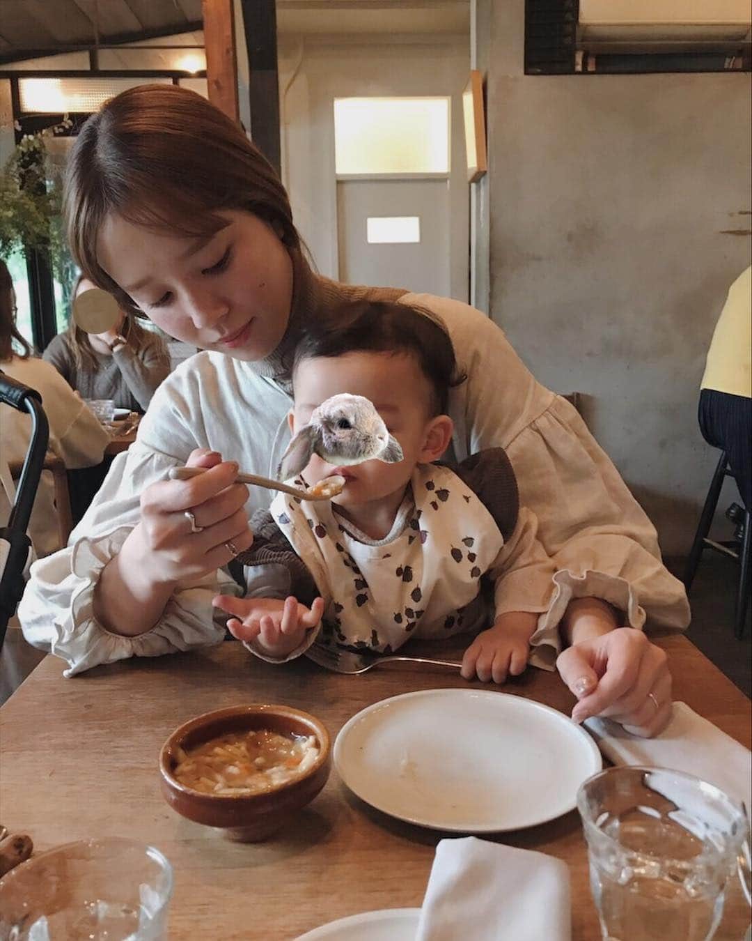 目見田早弥子のインスタグラム：「| Lunch time𓎩  先日のKarenとのランチの時の写真。  ストーリーの質問でも、娘のご飯についての質問が多かったですが、お出かけの時はBFを持参することも多いです！特に初めて行くお店では、取り分けて食べられるメニューがあるかもわからないしBagに必ず入れています⚐  娘が１歳になる前は和光堂の栄養マルシェ(主食とおかずがセットになってスプーンがついているやつ！)をよく利用していたのですが、最近では取り分けて食べさせることもあるのでパウチくらいのサイズがちょうど良くて！  ずっと和光堂のグーグーキッチンを利用していましたが、新しく出てずっと気になってた和光堂グローバルを初めて食べさせてみました◯  和光堂グローバルは、「グローバルに活躍する子どもの未来のために。」というコンセプトで、シリーズ7品を通して30種の食材を体験し、様々な味を学ぶことで味覚を広げるお手伝いをするベビーフードだそう！  シリーズ全てで国産野菜が使用されていて安心感があるし、どんな食材がとれるのか、どんな栄養素がとれるのかということがパッケージに書いてありしっかり目に見えるので、毎日一生懸命離乳食を作ってるお母さんにとってはすごく嬉しいなと☺  子どもとのお出かけも安心して楽しめるのでBFは本当に心強い味方...🌟 他にもとっても美味しそうなメニューがあったので食べさせてみたいなあ𓐐  #和光堂 #ママ #子育てママ #和光堂グローバル #離乳食 #女の子ママ #babygirl #babyfood #PR #lunchtime #12月生まれ #１歳３ヶ月 #1y3m #wakodo_global  @wakodo_global」