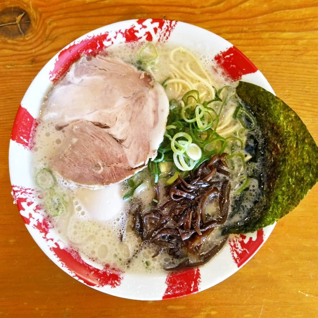 佐藤裕二さんのインスタグラム写真 - (佐藤裕二Instagram)「#今日 のような#寒い 日は#ラーメン #食べたい ！#九州 出身者としては、やっぱり#豚骨 。先日#人気 の#一番軒 にお邪魔しました。 #本場 の味、#安定の旨さ 。 #看板 もいいですよね（４枚目） #ごちそうさまでした 。  #ラーメンドデスカ  #人気店 #行列店 #ラーメン店  #名古屋ラーメン #豚骨ラーメン  #とんこつ #トンコツ  #名古屋 #名東区 　#メーテレ #ドデスカ #佐藤裕二 #大分 #出身」4月10日 16時22分 - karaage_satou