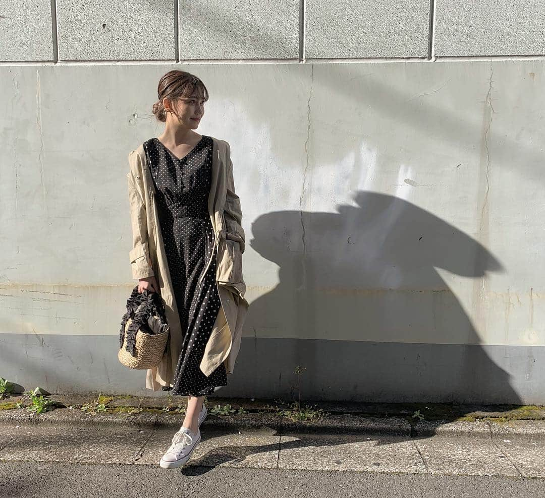 小嶋真子さんのインスタグラム写真 - (小嶋真子Instagram)「私服☺︎☺︎ 寒さが戻ってきちゃったけど 春はどこへ行ったのかしら...😢😢😢💭 お洋服の詳細後ほどブログ更新します♡  #私服 #今日の私服 #トレンチコート #カゴバック #converse」4月10日 16時29分 - makochan_2525