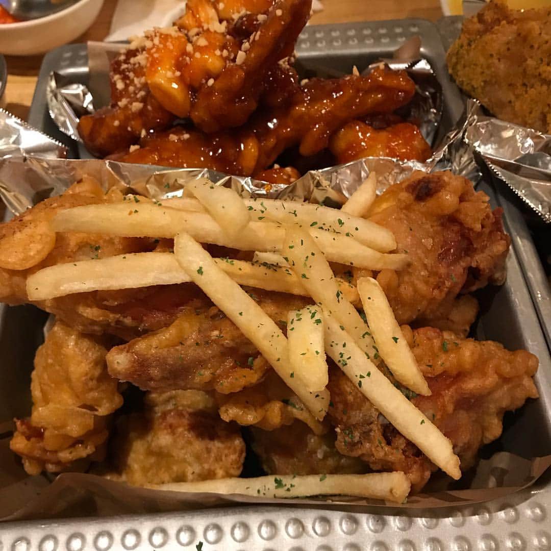岩村捺未さんのインスタグラム写真 - (岩村捺未Instagram)「友達とチキン食べに行った🐔 基本豚肉だけどチキンもいいね！！！ #このあと #チャミスル #のみすぎた #チャミスルマスカット #飲みやすすぎ #もはやジュースだよ #完全に #気づいたら酔ってるパターンのやつ #危ない酒みつけたな #韓国料理 #チキン #酒 #酒 #酒 #自撮りの神なちゅ #マイナス10キロ自撮り #だらしないカラダ界では一番かわいい女 #ダメ人間界のカリスマ #ダメ人間 #岩村なちゅ」4月10日 16時37分 - iwamuranachu