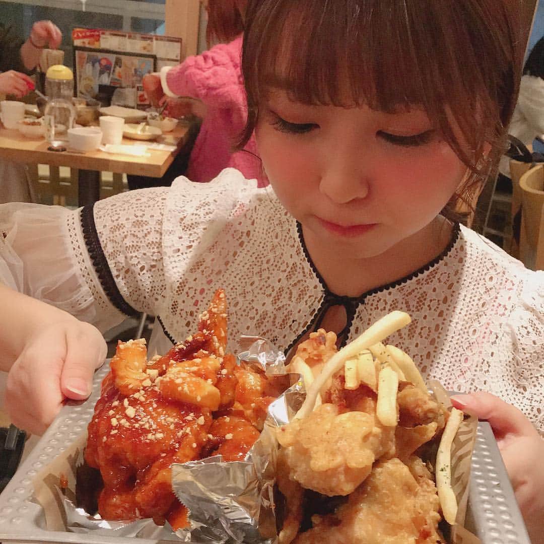 岩村捺未さんのインスタグラム写真 - (岩村捺未Instagram)「友達とチキン食べに行った🐔 基本豚肉だけどチキンもいいね！！！ #このあと #チャミスル #のみすぎた #チャミスルマスカット #飲みやすすぎ #もはやジュースだよ #完全に #気づいたら酔ってるパターンのやつ #危ない酒みつけたな #韓国料理 #チキン #酒 #酒 #酒 #自撮りの神なちゅ #マイナス10キロ自撮り #だらしないカラダ界では一番かわいい女 #ダメ人間界のカリスマ #ダメ人間 #岩村なちゅ」4月10日 16時37分 - iwamuranachu