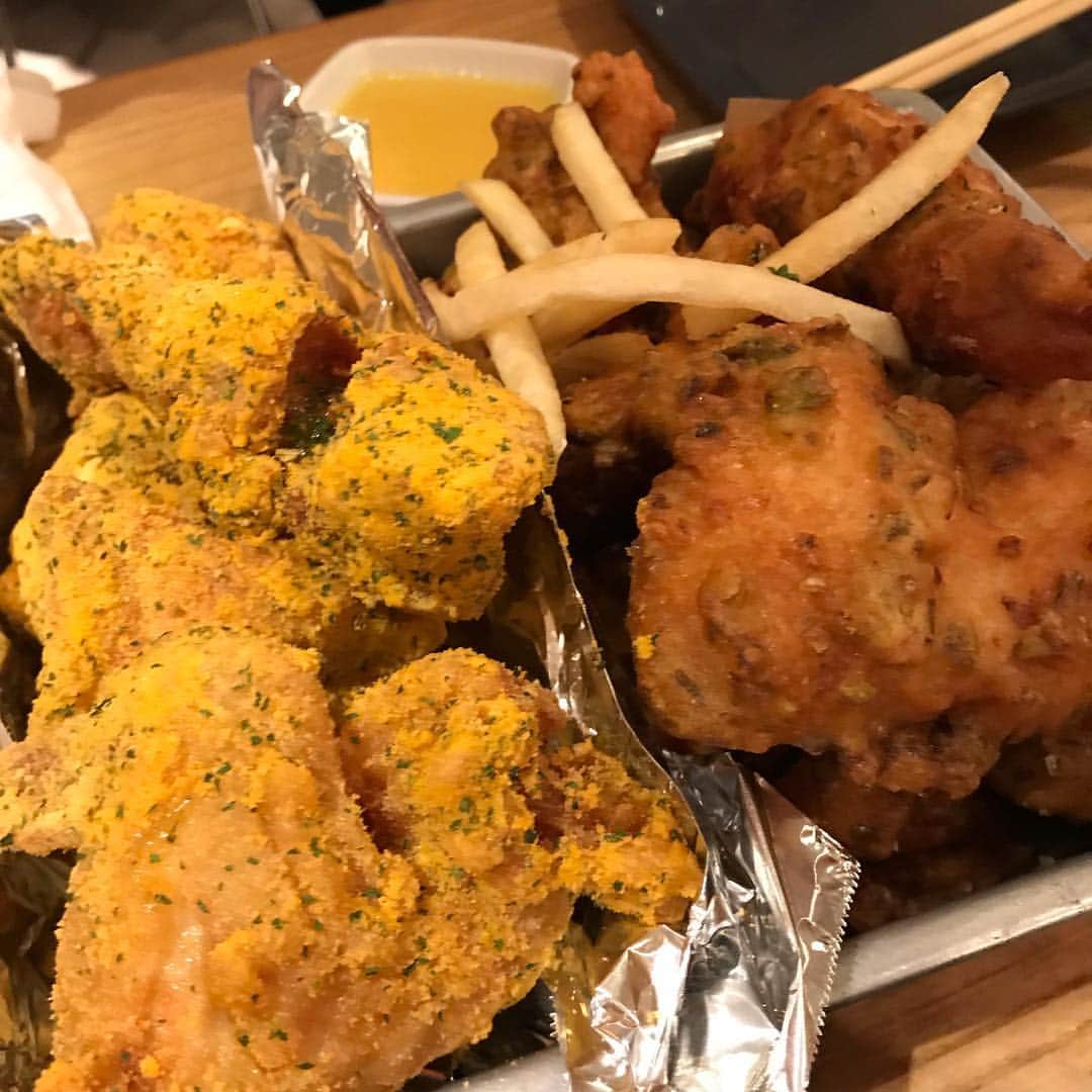 岩村捺未さんのインスタグラム写真 - (岩村捺未Instagram)「友達とチキン食べに行った🐔 基本豚肉だけどチキンもいいね！！！ #このあと #チャミスル #のみすぎた #チャミスルマスカット #飲みやすすぎ #もはやジュースだよ #完全に #気づいたら酔ってるパターンのやつ #危ない酒みつけたな #韓国料理 #チキン #酒 #酒 #酒 #自撮りの神なちゅ #マイナス10キロ自撮り #だらしないカラダ界では一番かわいい女 #ダメ人間界のカリスマ #ダメ人間 #岩村なちゅ」4月10日 16時37分 - iwamuranachu