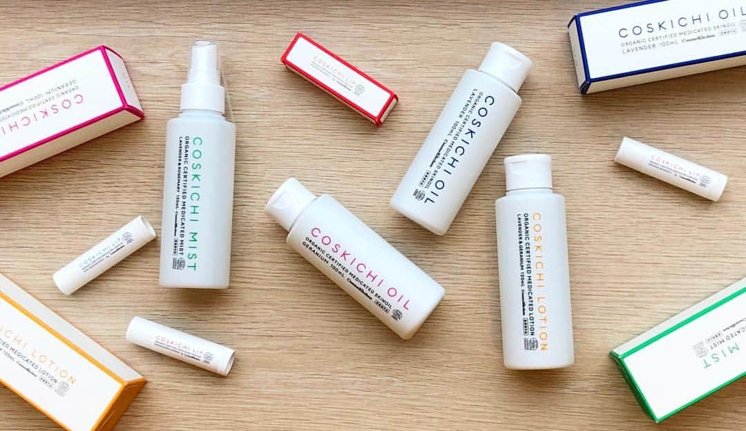のインスタグラム：「⠀ ⠀ 〈リニューアル情報✨〉 ⠀ 史上初の「薬用」でありオーガニック認証「エコサート」をW取得した人気オーガニックブランド【COSKICHI(コスキチ)】が、この度全ての商品が外箱付きとなって明日4/11(木)よりリニューアル発売いたします🕊 ⠀ 発売以来人気を博し続けたCOSKICHIシリーズ❣️ ⠀ 外箱は、無塩素漂白で抄紙工程で一切の薬品を使わず、ナチュラルな紙で出来たCOSKICHIペーパーを使用しています🌏 ⠀ 見た目も可愛くて、肌にも環境にも優しいコスキチはギフトにもぴったりです🌈 ⠀  COSKICHI ⠀ 薬用オーガニックスキンオイル 🔹ラベンダー 🔹ゼラニウム 各100mL 各1,800円+税  薬用オーガニック認証ミスト 🔹ラベンダー&ローズマリー 120mL 1,800円+税  薬用オーガニック認証ローション 🔹ラベンダー&ゼラニウム 120mL 1,800円+税  薬用オーガニックリップスティック 🔹オレンジ&ネロリ 🔹ミント&ローズマリー 🔹ゼラニウム&パルマローザ 各4g 各980円+税  #コスメキッチン #cosmekitchen #COSKICHI #コスキチ #薬用 #オーガニック #スキンケア #ボディケア #リップケア」