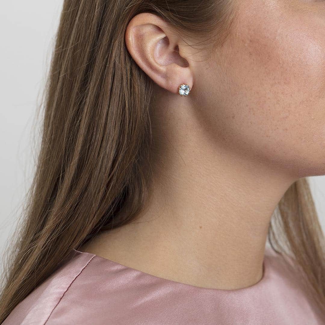カレ ジュエリーさんのインスタグラム写真 - (カレ ジュエリーInstagram)「Cushion cut post backs in delicious spring colors 💜💙 #carrejewellery #gemcandy」4月10日 16時49分 - carrejewellery