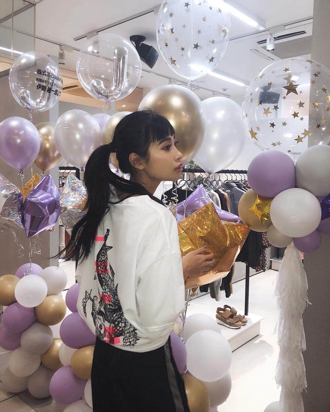 Juriさんのインスタグラム写真 - (JuriInstagram)「オープン祝いにたくさんのバルーン、お花、お酒、差し入れをいただきました！ ありがとうございます💜 #juemi @juemi_sync #newopen」4月10日 16時52分 - juritakiguchi