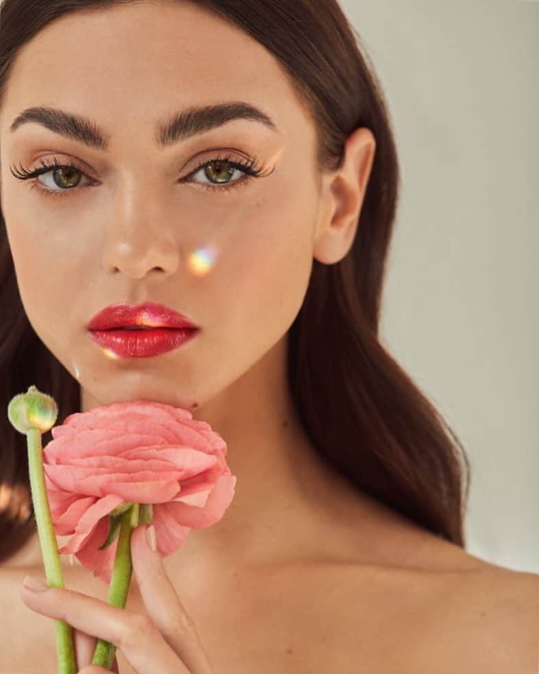 Zhenya Katavaのインスタグラム：「Девочки , какие Цветы любите ?💐 И да ! Мужчины , не забывайте их нам дарить 🤗」