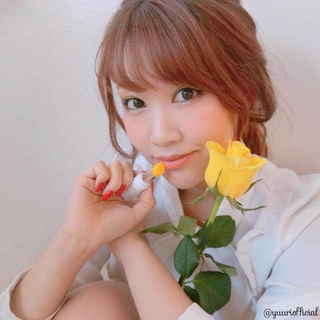 美容ライター立花ゆうりさんのインスタグラム写真 - (美容ライター立花ゆうりInstagram)「【今年もトレンド！イエローがやっぱり旬♡】 * タチバナ、昨年もこの時期に推していたイエローですが、2019年春夏もやはりトレンドカラー。RIMMELからも、レモンイエローのティントリップが4/19に発売されるとあって、お試しです☆ * リップがやわらかいので、唇の体温でとろけるようにするり、往復するほどにツヤ感が増します♡ 普段イエローリップって、手持ちリップ重ねてニュアンスチェンジとして使うイメージがあるけれど、こちらは単色こそ可愛い！ リップ自体の見た目はパキッとイエローですが、シアー発色なので唇のピンクにふんわりベールが重なるようにオレンジっぽい仕上がりになりました！タチバナの素の唇はあまり色がないのだけれども、赤みのある可愛らしい唇の方なら、さらに可愛くなるのかな〜？なんて思ったり♡ * いつもとは違うリップをつけてみたい！そう思ったら、トレンドカラー・イエローをセレクトしてみて！ * 今回は新作アイシャドウを合わせてメイクしてみました！ さらに今月末まで、YELLOWフォトを投稿するとリンメルの新作コスメが当たるキャンペーンもしているそうで @rimmellondon_jp を要CHECK☆ * 【掲載アイテム】 ▷ラスティングフィニッシュ ティントリップ　009 レモンイエロー（4/19発売） * ♡---------------------- #リンメル #ティントリップ #レモンイエロー #トレンドメイク #トレンドカラー #旬顔  #新色 #イエローリップ #リップ #リップティント #PR #はじめるリンメル #HELLOYELLOW #コスメ #メイク #化粧品 #新作 #コスメレビュー #優秀コスメ #今日のメイク #プチプラ #プチプラコスメ #新作コスメ #リップ #口紅 #ティント #ルージュ #コスメ紹介 #立花ゆうり ----------------------♡」4月10日 16時58分 - yuuriofficial