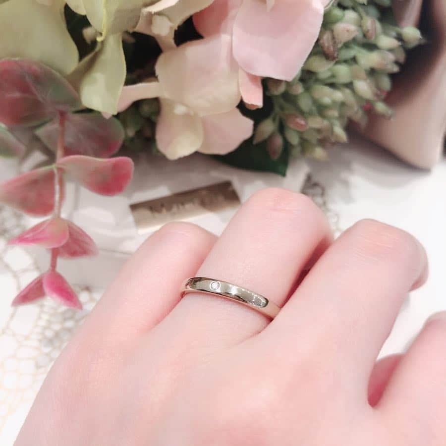 JKプラネット銀座.表参道.福岡|結婚指輪セレクトショップさんのインスタグラム写真 - (JKプラネット銀座.表参道.福岡|結婚指輪セレクトショップInstagram)「💍 @jkplanet.jewelry  ブランド名：Honey Bride リング名：マロン HoneyBrideのリングはすべて、鍛造製法です。 メイドインジャパンの歪みにくく傷つきにくいリングを実感してみてください。 コロンとした丸いフォルムがとっても可愛らしいリングです。 ブランドオリジナル素材のハニーイエローゴールドともマッチしています。 ※プラチナでも作製可能です。 《HoneyBride》お二人の”ハニーブライド”祝福する蜂蜜色のマリッジリング。花の種類で異なる色とフレーバー…スイートなマリッジリングコレクション。 . ⇩JKPlanet ショップリスト⇩ 銀座本店・表参道店・横浜元町店・福岡天神店・熊本上通店・宮崎橘通り店・鹿児島天文館店 ． #JKPlanet #JKプラネット #結婚指輪のセレクトショップ #銀座結婚指輪 #表参道結婚指輪 #原宿結婚指輪 #熊本結婚指輪 #宮崎結婚指輪 #鹿児島結婚指輪 #ハニーブライド #プロポーズ #リング #結婚準備 #プレ花嫁 #日本中のプレ花嫁さんと繋がりたい #ゼクシィ花嫁 #weddingring  #jewelry #東京花嫁 #福岡花嫁 #宮崎花嫁 #鹿児島花嫁 #結婚對戒 #結婚戒指 #求婚戒指 #結婚指輪探し #結婚指輪選び #婚約指輪探し」4月10日 17時01分 - jkplanet.jewelry
