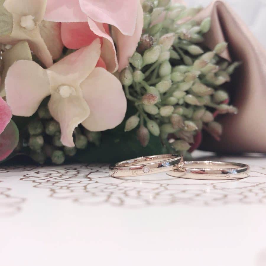 JKプラネット銀座.表参道.福岡|結婚指輪セレクトショップさんのインスタグラム写真 - (JKプラネット銀座.表参道.福岡|結婚指輪セレクトショップInstagram)「💍 @jkplanet.jewelry  ブランド名：Honey Bride リング名：マロン HoneyBrideのリングはすべて、鍛造製法です。 メイドインジャパンの歪みにくく傷つきにくいリングを実感してみてください。 コロンとした丸いフォルムがとっても可愛らしいリングです。 ブランドオリジナル素材のハニーイエローゴールドともマッチしています。 ※プラチナでも作製可能です。 《HoneyBride》お二人の”ハニーブライド”祝福する蜂蜜色のマリッジリング。花の種類で異なる色とフレーバー…スイートなマリッジリングコレクション。 . ⇩JKPlanet ショップリスト⇩ 銀座本店・表参道店・横浜元町店・福岡天神店・熊本上通店・宮崎橘通り店・鹿児島天文館店 ． #JKPlanet #JKプラネット #結婚指輪のセレクトショップ #銀座結婚指輪 #表参道結婚指輪 #原宿結婚指輪 #熊本結婚指輪 #宮崎結婚指輪 #鹿児島結婚指輪 #ハニーブライド #プロポーズ #リング #結婚準備 #プレ花嫁 #日本中のプレ花嫁さんと繋がりたい #ゼクシィ花嫁 #weddingring  #jewelry #東京花嫁 #福岡花嫁 #宮崎花嫁 #鹿児島花嫁 #結婚對戒 #結婚戒指 #求婚戒指 #結婚指輪探し #結婚指輪選び #婚約指輪探し」4月10日 17時01分 - jkplanet.jewelry