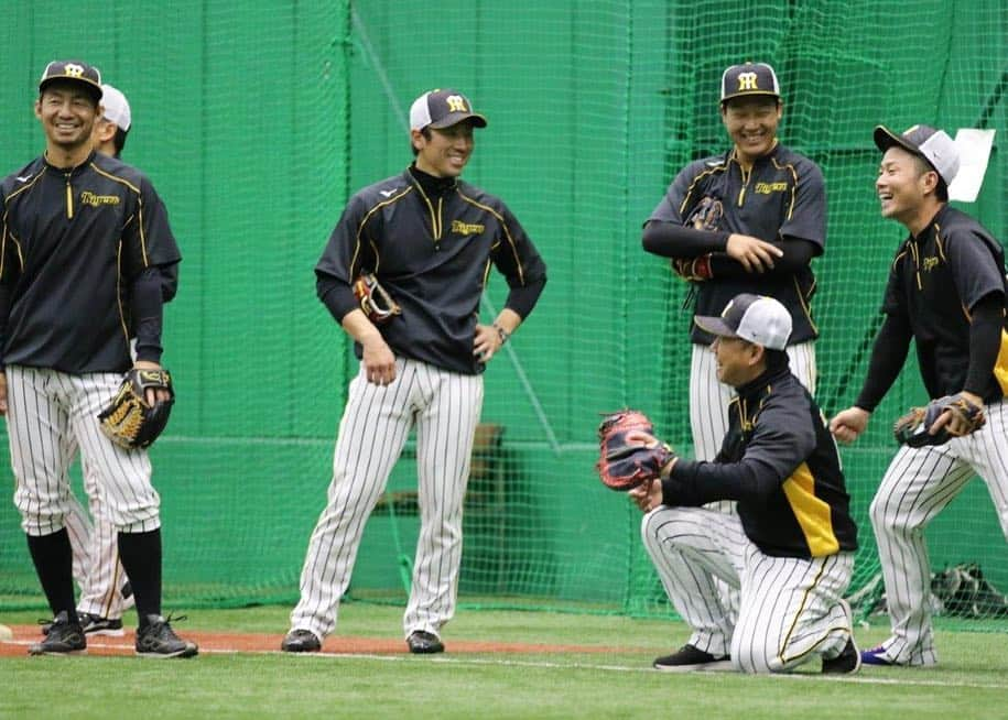 阪神タイガースさんのインスタグラム写真 - (阪神タイガースInstagram)「内野陣の守備練習、キャッチャー久慈コーチの後ろで審判する糸原キャプテン^ ^ #内野陣 #守備練習  #糸原健斗 キャプテン #久慈照嘉 コーチ #大山悠輔 選手 #山崎憲晴 選手 #鳥谷敬 選手 #なんだか楽しそう  #阪神タイガース #ぶち破れオレがヤル」4月10日 17時01分 - hanshintigers_official