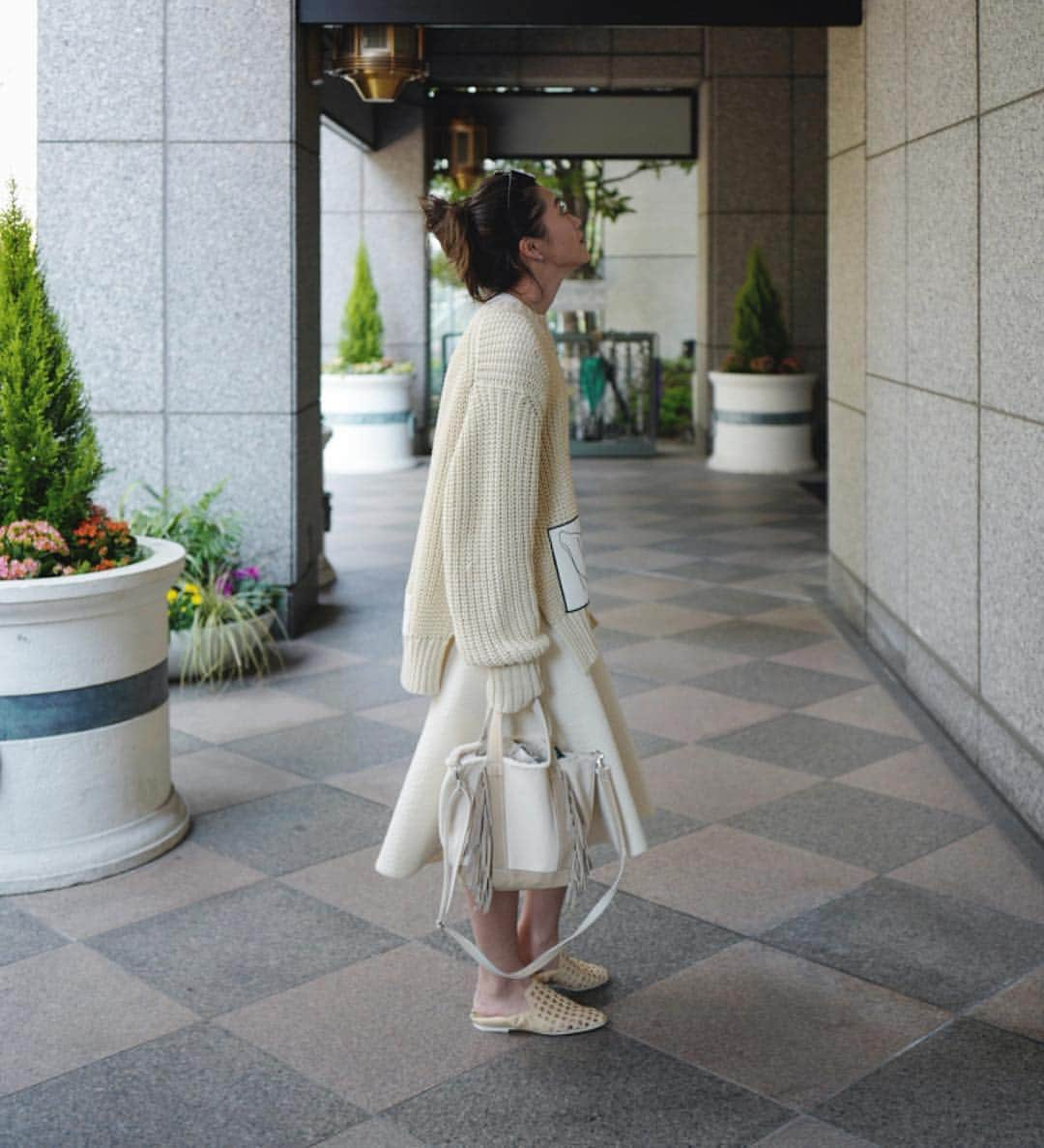 田中彩子さんのインスタグラム写真 - (田中彩子Instagram)「. Beige tone🧥👡👝 このニットすんごいお気に入り 袖口の糸がゆらゆらしてそれもまた可愛いっ🙈 . coat...#ylève #yleve knit...#jilsander  skirt...#madisonblue  shoes...#jilsander  bag...#ayako . 暖かくなったり、寒くなったり、、、 体調を崩してしまいそう😢 皆様もお気をつけください😢 この写真の日は寒くて震えてた🐒💦」4月10日 17時01分 - ayako_tanaka_