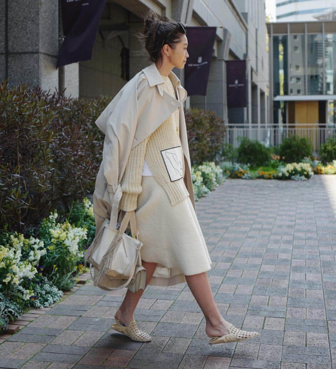 田中彩子さんのインスタグラム写真 - (田中彩子Instagram)「. Beige tone🧥👡👝 このニットすんごいお気に入り 袖口の糸がゆらゆらしてそれもまた可愛いっ🙈 . coat...#ylève #yleve knit...#jilsander  skirt...#madisonblue  shoes...#jilsander  bag...#ayako . 暖かくなったり、寒くなったり、、、 体調を崩してしまいそう😢 皆様もお気をつけください😢 この写真の日は寒くて震えてた🐒💦」4月10日 17時01分 - ayako_tanaka_