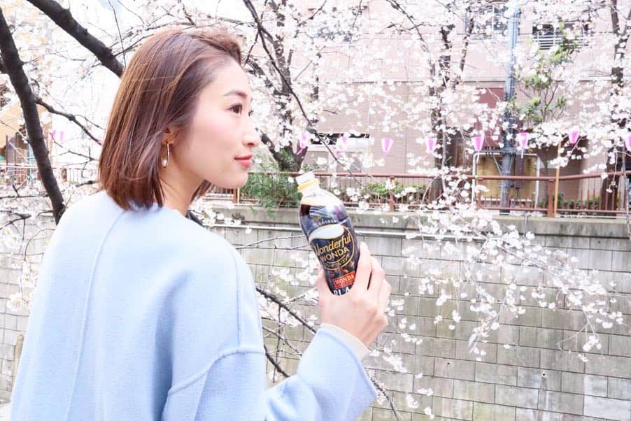 三井菜那さんのインスタグラム写真 - (三井菜那Instagram)「週末は愛犬と目黒川沿いのお散歩をするのが定番🐶  ㅤㅤㅤㅤㅤㅤㅤㅤㅤㅤㅤㅤㅤ  最近はお散歩の途中に 「ワンダフルワンダ」のブラックを飲んで  しあわせなオフタイムを過ごしています☕️🌸 ㅤㅤㅤㅤㅤㅤㅤㅤㅤㅤㅤㅤㅤ  ワンダフルワンダを飲みながら景色やお話を楽しむと、 いつものオフタイムが上質なひとときに早変わりするの🥰！ ㅤㅤㅤㅤㅤㅤㅤㅤㅤㅤㅤㅤㅤ  指定のハッシュタグを付けて「オフの楽しみ方」 を投稿すると、  抽選でワンダフルワンダ1ケースが当たるキャンペーンが実施中だそう！  ㅤㅤㅤㅤㅤㅤㅤㅤㅤㅤㅤㅤㅤ  詳細はURLをチェックしてね💗☺️ ㅤㅤㅤㅤㅤㅤㅤㅤㅤㅤㅤㅤㅤ  #オフの楽しみ方#PR#アサヒ飲料#ワンダフルワンダ#オフタイム#ブレイクタイム#コーヒー」4月10日 17時16分 - nana.0312