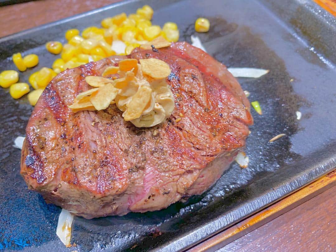 八木沙季のインスタグラム：「🥩🥩 . 昨日初めていきなりステーキ行ったよ😳✨ めっちゃおいしかった、、！！ でも道重さんが言ってたお肉のカードもらえなかった🥺 次からは貯めたいなあ🥺 . #いきなりステーキ  #初めて  #ステーキ」