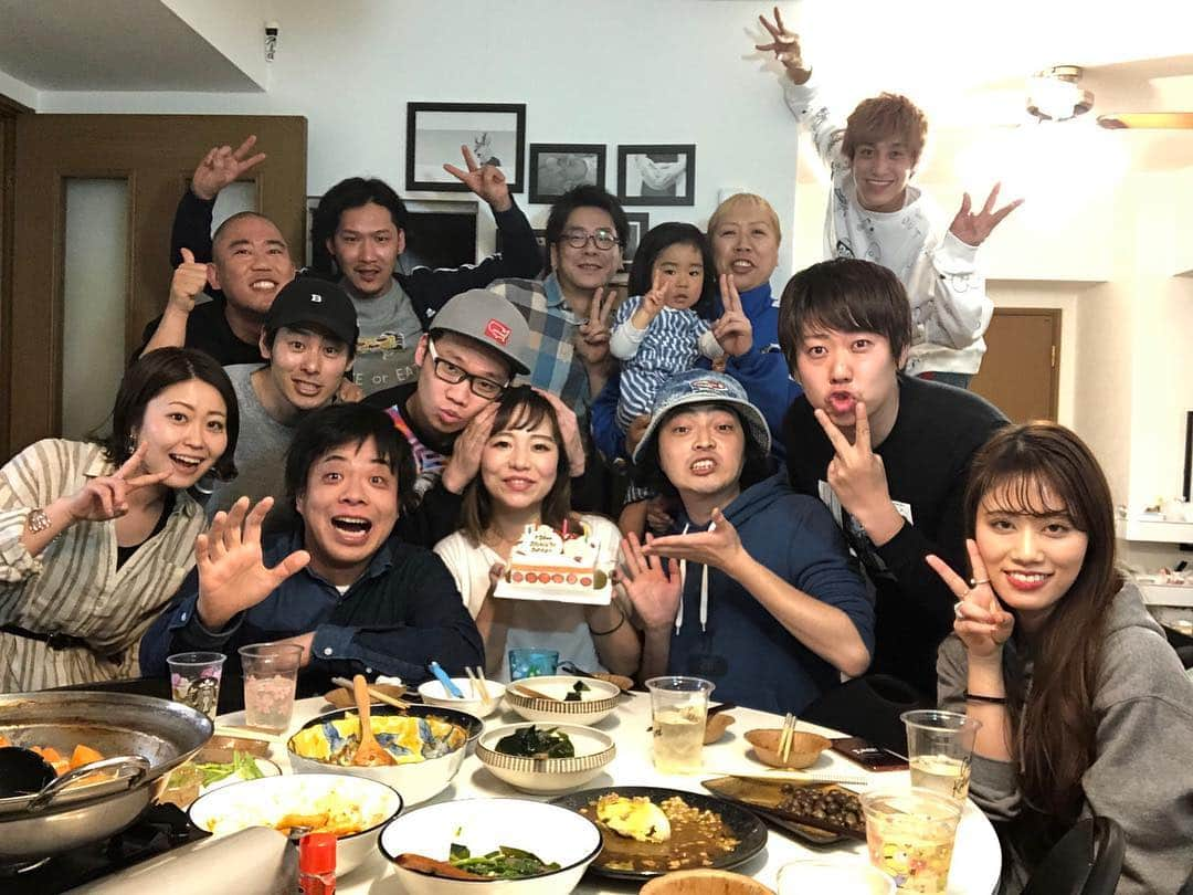 松間雄亮のインスタグラム：「バンビーノ藤田さんpresents、藤メシ会&かおりさんのサプライズ生誕祭。いつもありがとうございます。ホンマ素敵な夫婦です。  #バンビーノ藤田 さん #バンビーノ #藤メシ #藤飯 #ふじめし #藤めし #フジメシ #よしもと若手 #大家族 #激ウマ #ビンビンおちょんちょん #分かる人にはわかる」