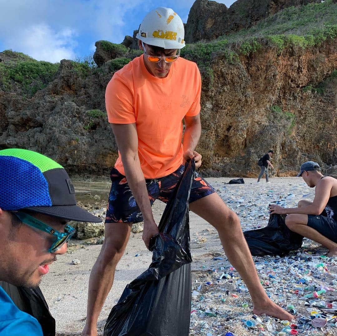 ジュリアン・カンさんのインスタグラム写真 - (ジュリアン・カンInstagram)「모두들, 이런 좋은일 도와져셔 정말 고맙고 고생했어요! 배럴 @getbarrel 이런 일을 생각해서 정말 리스페크트  #makingadifference Beach cleanup with @getbarrel 🌪 Post typhoon, plastic’s been washing up on beaches at an alarming rate. We humans created this mess, so unfortunately we’ve gotta clean it. Huge #respect 🙏  to @getbarrel for setting this up. I wish more companies could get behind initiatives like this. Good job and big thanks to everyone involved!#oceancleanup #beachcleanup #saipan #사이판」4月10日 17時22分 - julienkang