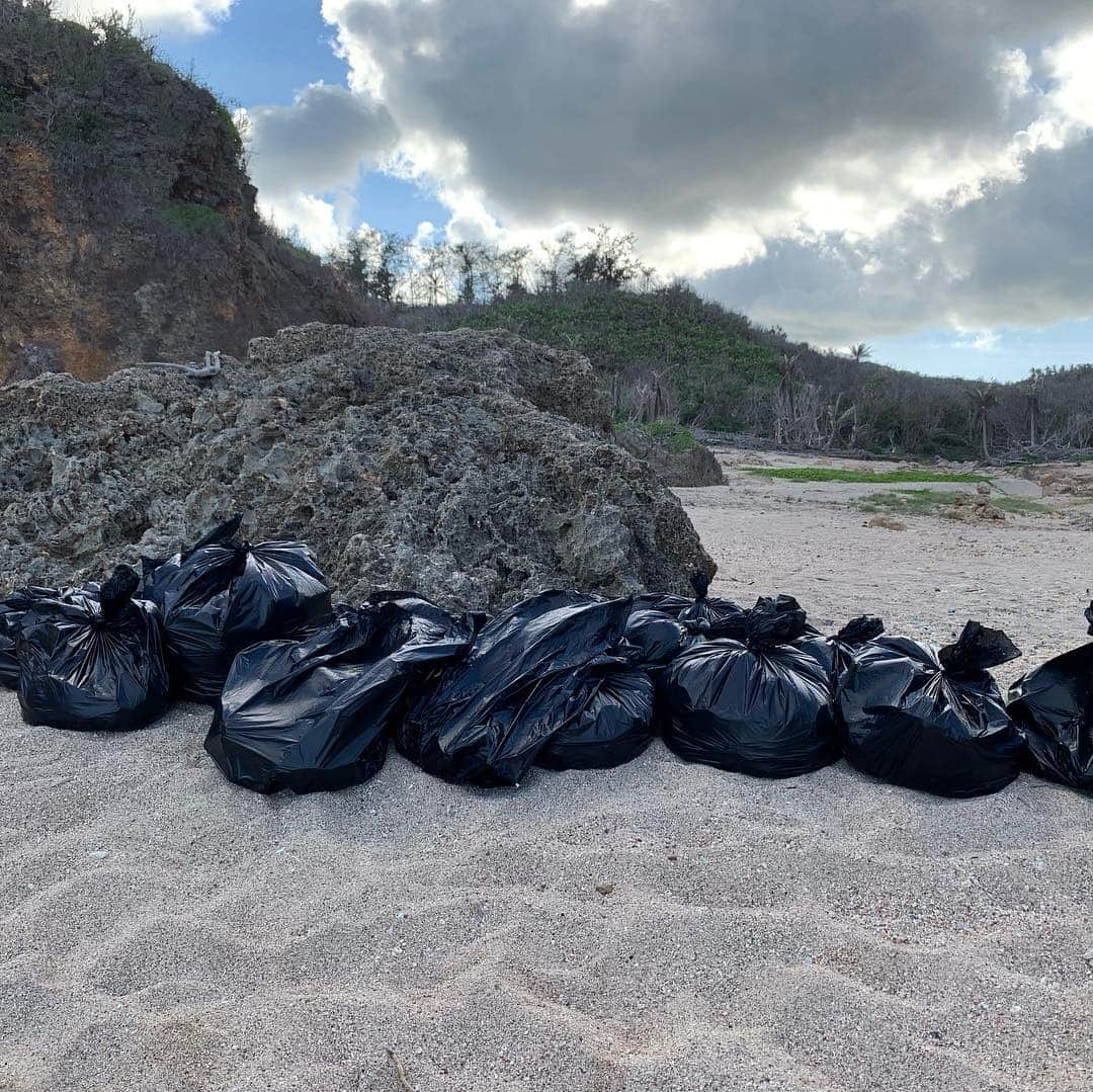 ジュリアン・カンさんのインスタグラム写真 - (ジュリアン・カンInstagram)「모두들, 이런 좋은일 도와져셔 정말 고맙고 고생했어요! 배럴 @getbarrel 이런 일을 생각해서 정말 리스페크트  #makingadifference Beach cleanup with @getbarrel 🌪 Post typhoon, plastic’s been washing up on beaches at an alarming rate. We humans created this mess, so unfortunately we’ve gotta clean it. Huge #respect 🙏  to @getbarrel for setting this up. I wish more companies could get behind initiatives like this. Good job and big thanks to everyone involved!#oceancleanup #beachcleanup #saipan #사이판」4月10日 17時22分 - julienkang