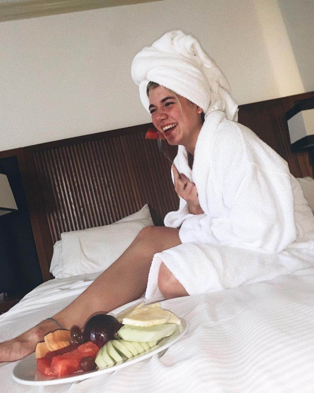 ニキ・ヴォリーズさんのインスタグラム写真 - (ニキ・ヴォリーズInstagram)「Roomservice, towel on my head and fruit is a great combination!! ‘ ‘ ‘ ‘ ‘ ‘ ‘ #roomservice #bathrobe #robe #girls #towel #weathair #fruit #fruitplatter #breakfast #breakfastgirl #breakfastidea #blondehair #likeforlike #happy」4月10日 17時23分 - nikiwories