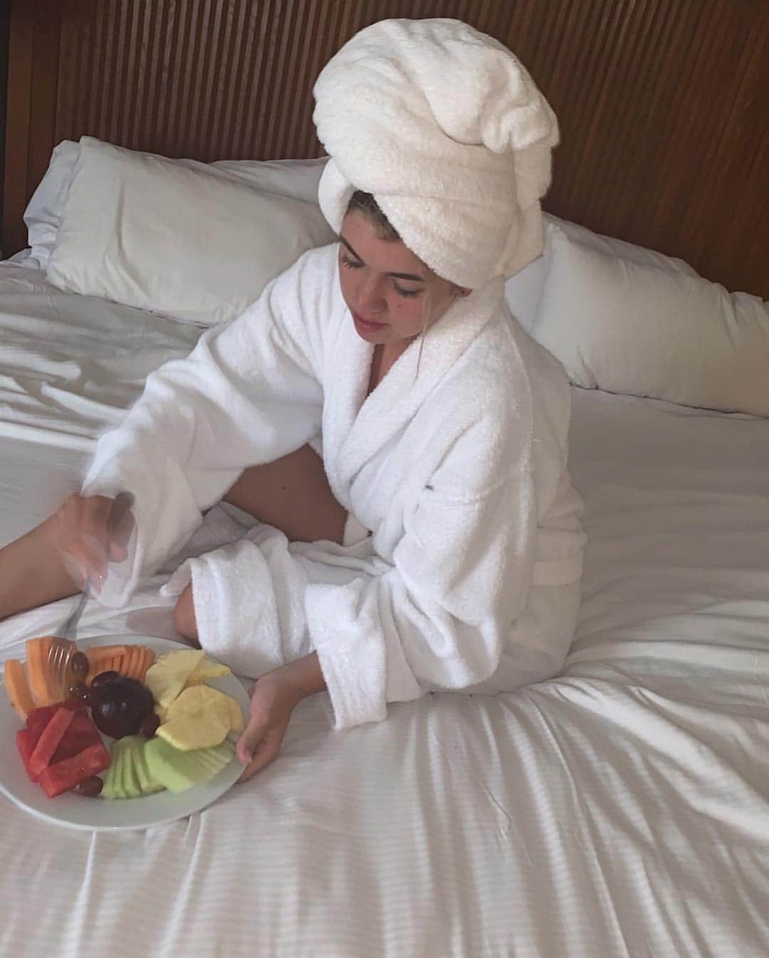 ニキ・ヴォリーズさんのインスタグラム写真 - (ニキ・ヴォリーズInstagram)「Roomservice, towel on my head and fruit is a great combination!! ‘ ‘ ‘ ‘ ‘ ‘ ‘ #roomservice #bathrobe #robe #girls #towel #weathair #fruit #fruitplatter #breakfast #breakfastgirl #breakfastidea #blondehair #likeforlike #happy」4月10日 17時23分 - nikiwories